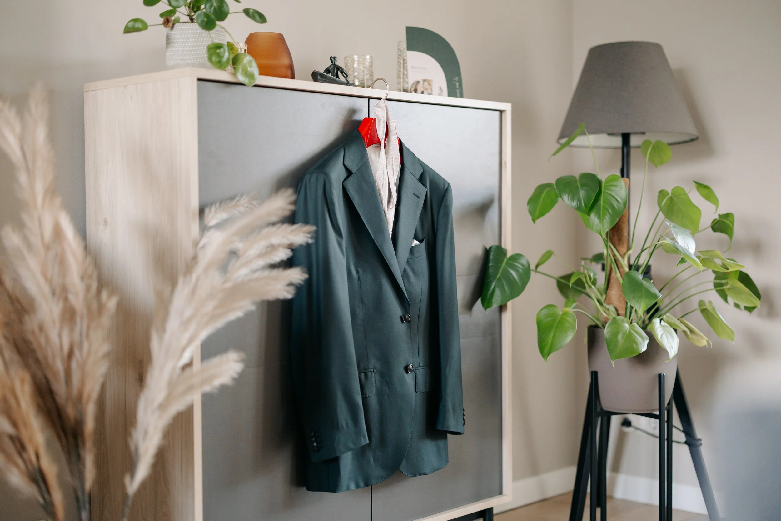   “Trouwpak van Mike hangt klaar tijdens de voorbereidingen in Geldrop”    