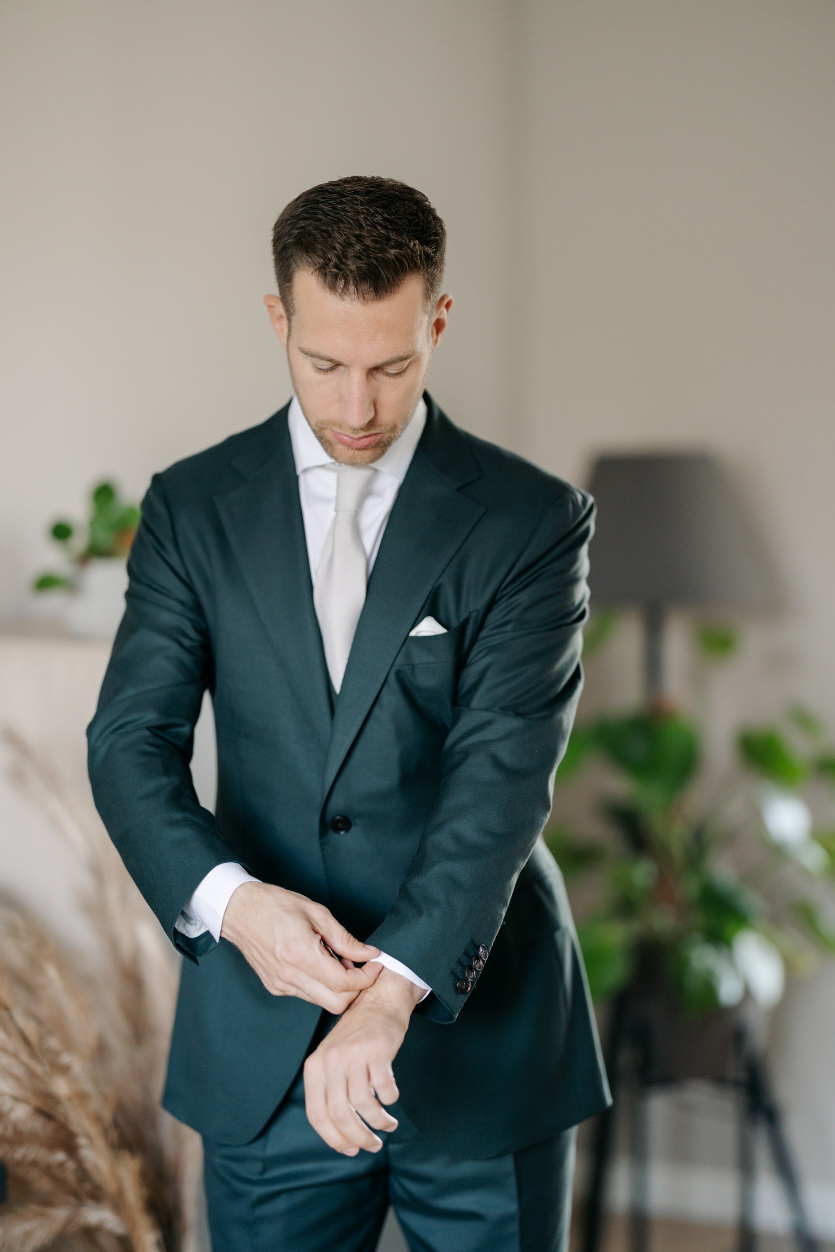   Mike doet zijn colbert aan tijdens de voorbereiding op de bruiloft in Brabant    