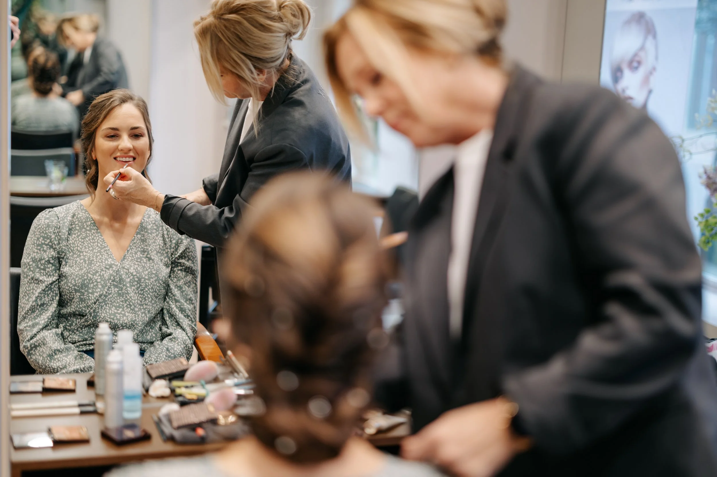   Roos krijgt make-up tijdens de get ready in Helmond    