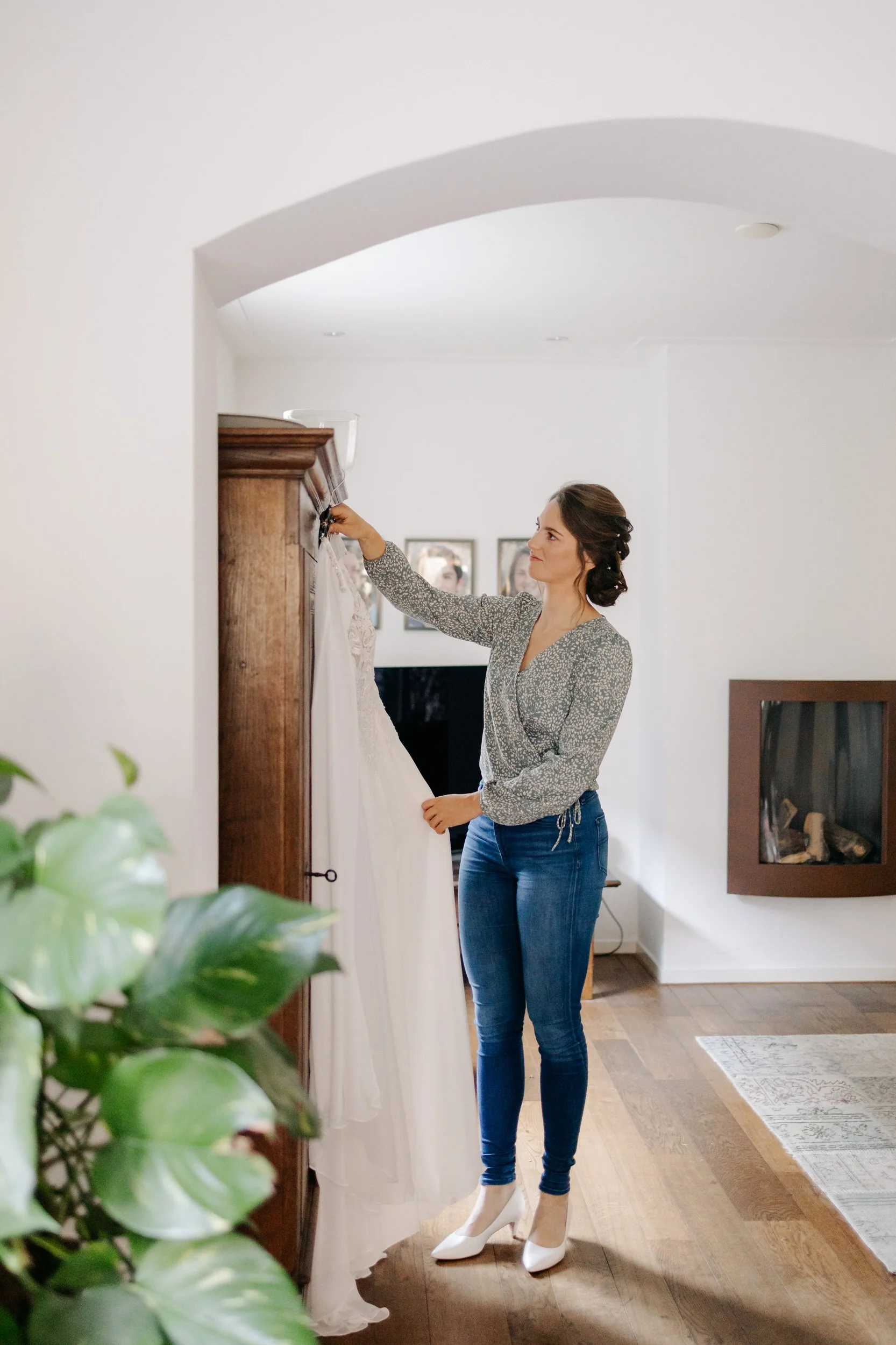   Roos hangt haar trouwjurk klaar tijdens de voorbereidingen thuis    
