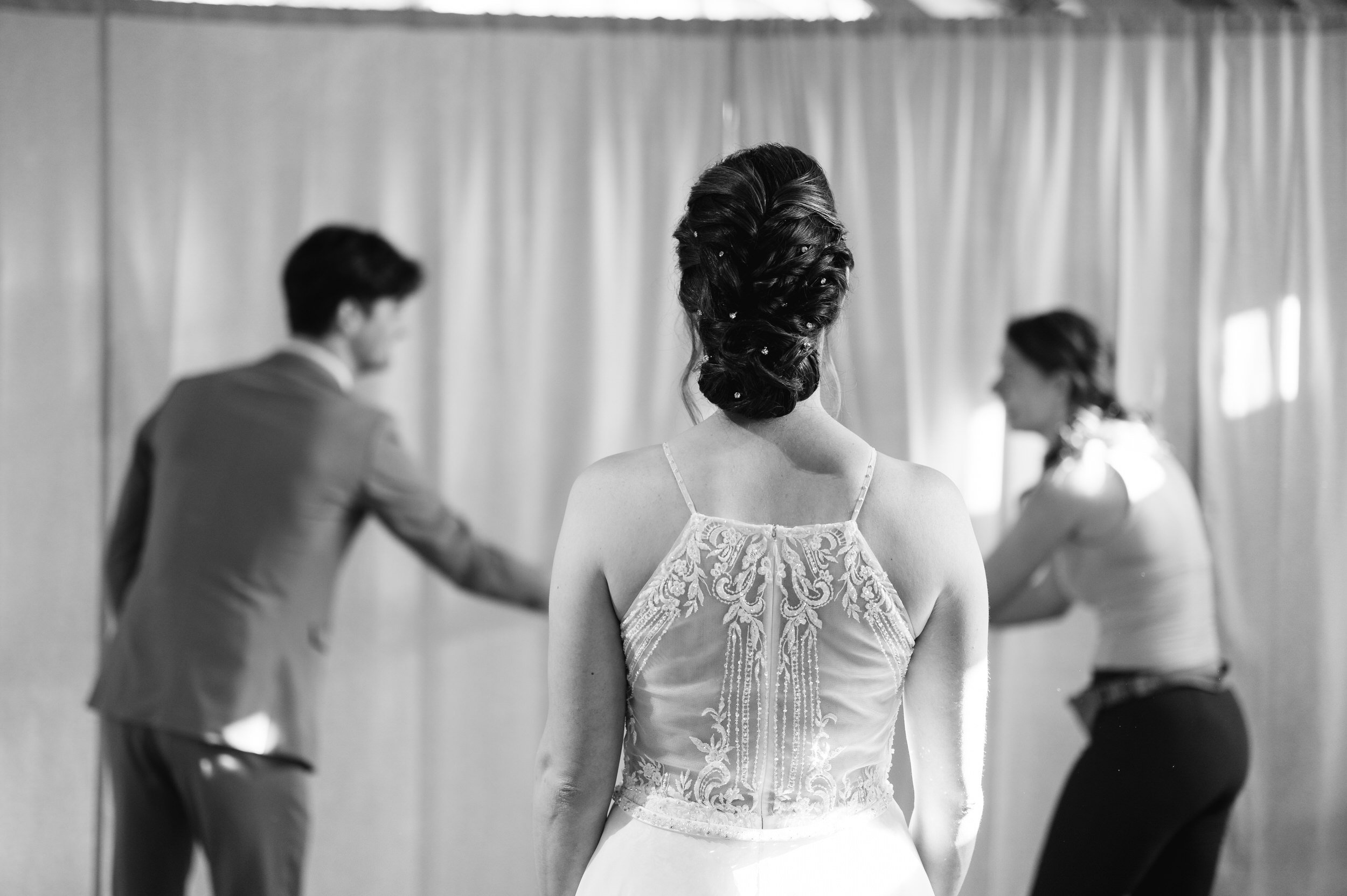   “Roos staat klaar voor de first look achter het gordijn bij de Kasteelhoeve in Geldrop”    