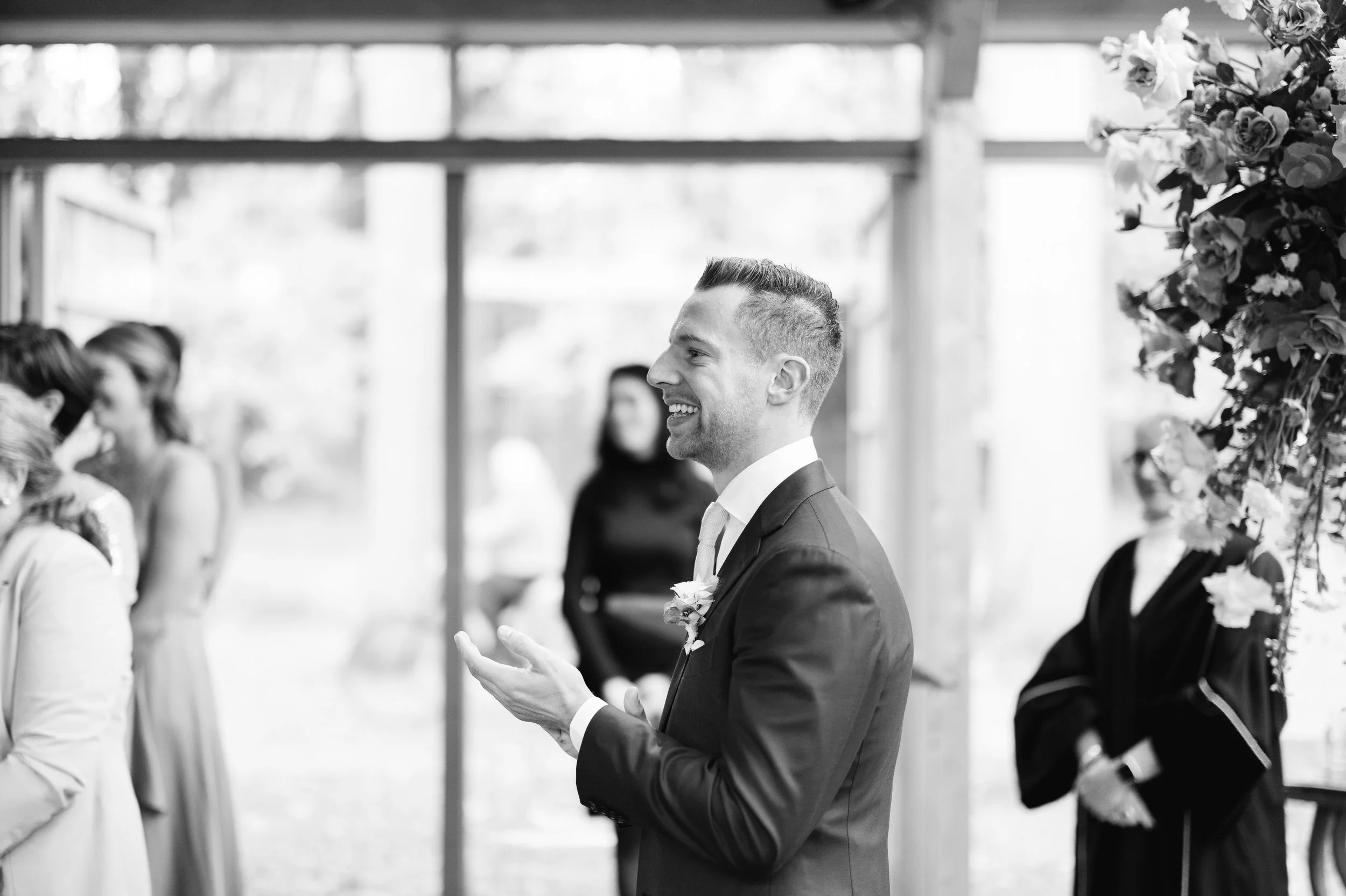   “Mike wacht bij het gangpad tijdens de ceremonie bij Kasteelhoeve Geldrop”    