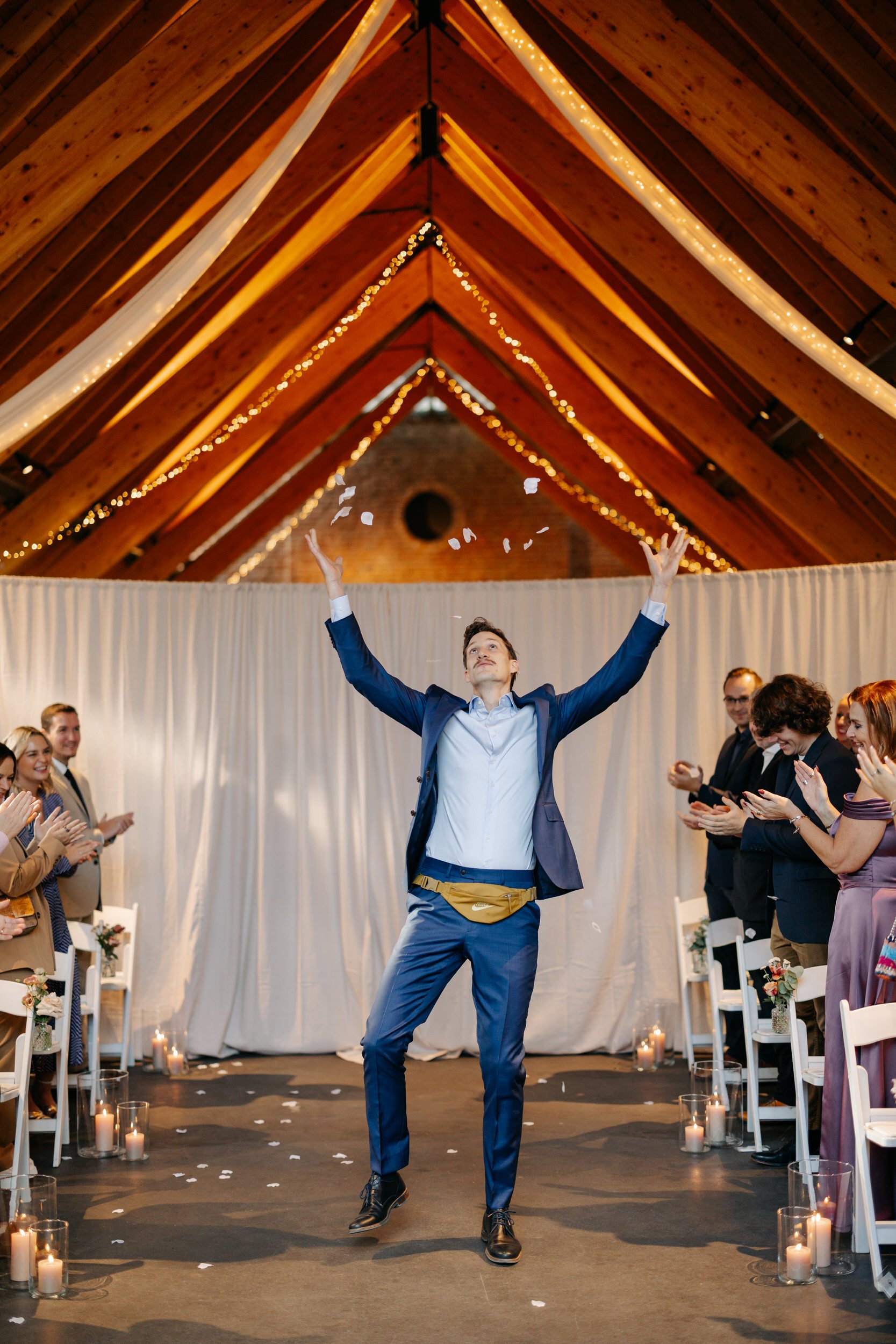   Vriend Thijmen komt als flower boy binnen en strooit blaadjes bij de ceremonie in Geldrop    