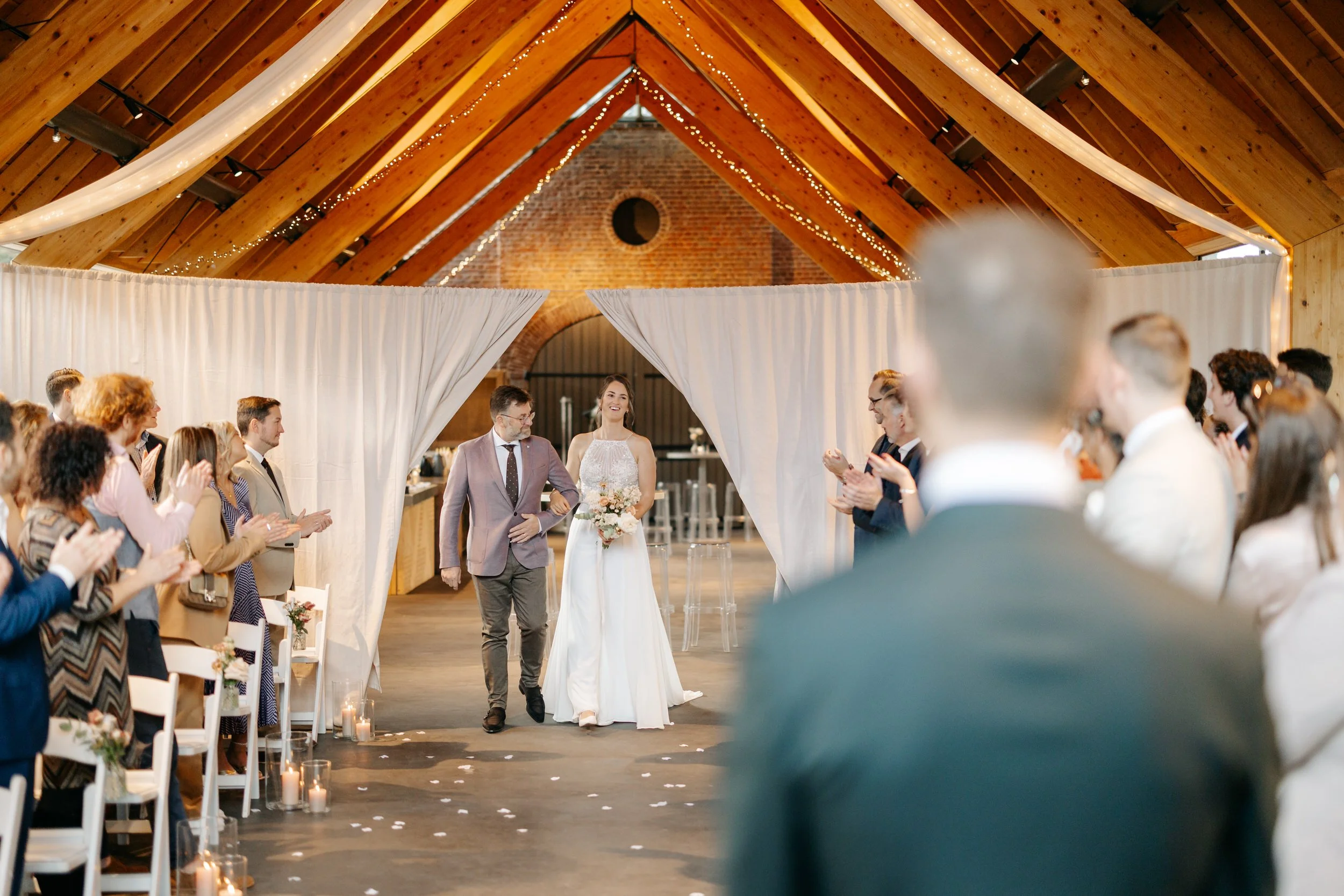  Vader &amp; roos lopen samen naar voren tijdens de start van de ceremonie 