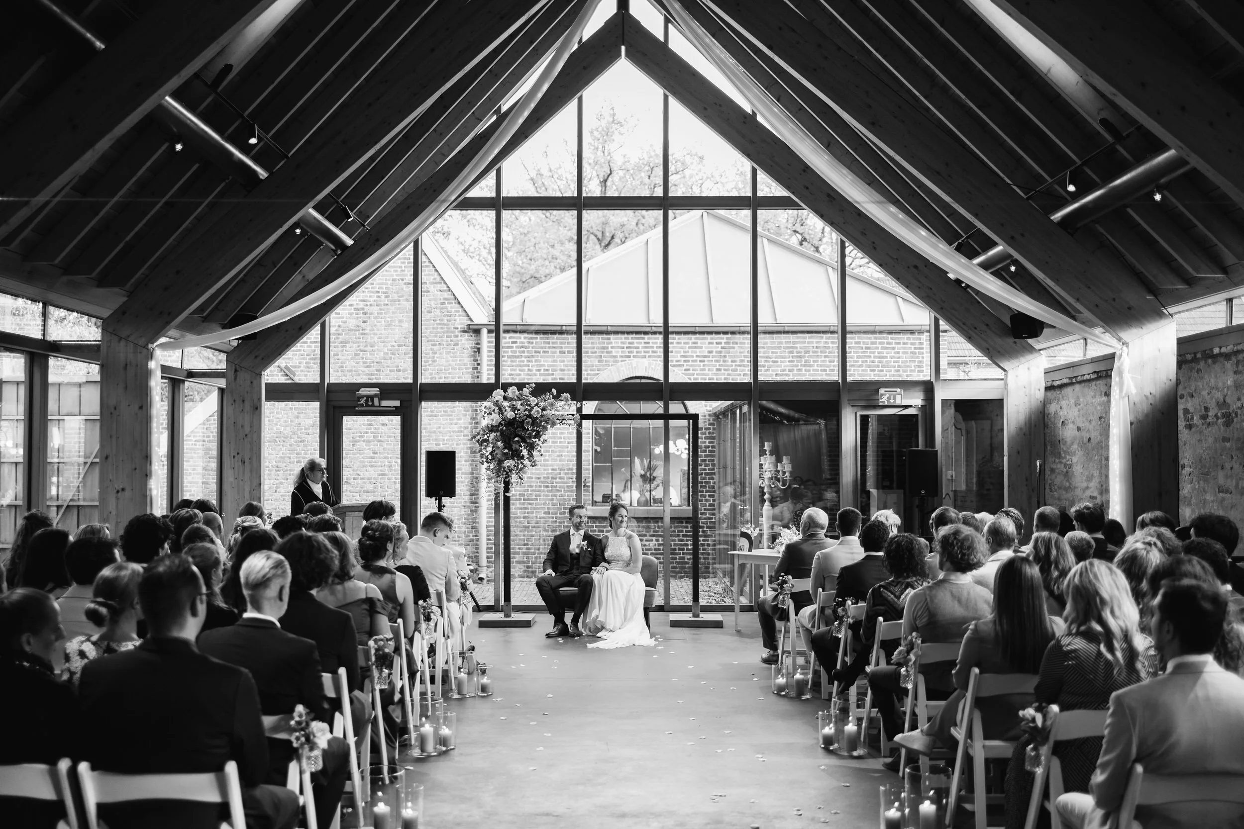   Overzicht van de ceremonie bij de Kasteelhoeve in Geldrop met gasten en het bruidspaar vooraan    