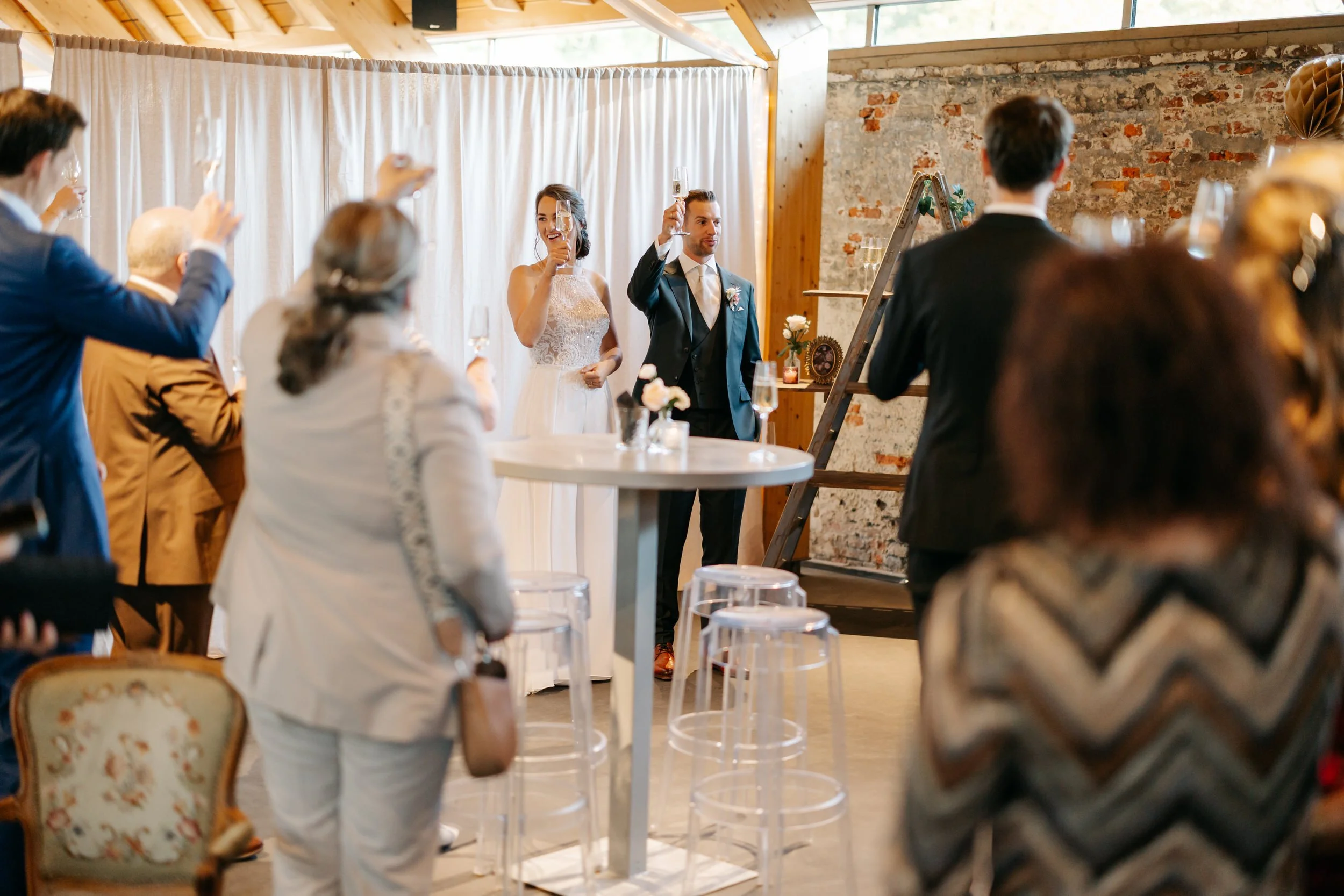   Gasten proosten tijdens de borrel bij de Kasteelhoeve in Geldrop    