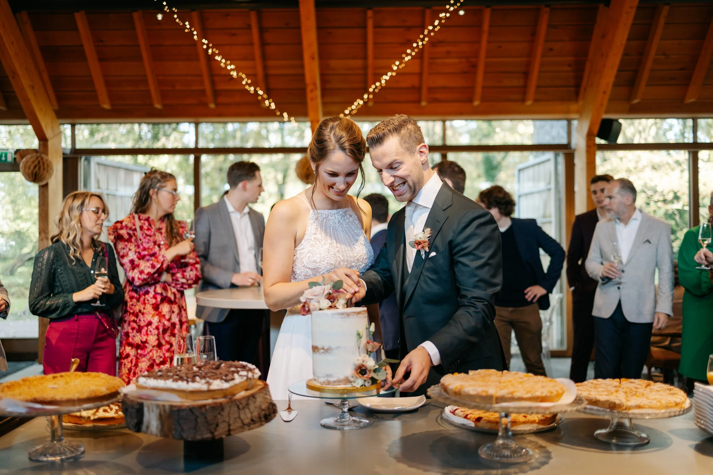   Mike en Roos snijden de taart aan bij Kasteelhoeve Geldrop (Noord-Brabant)    