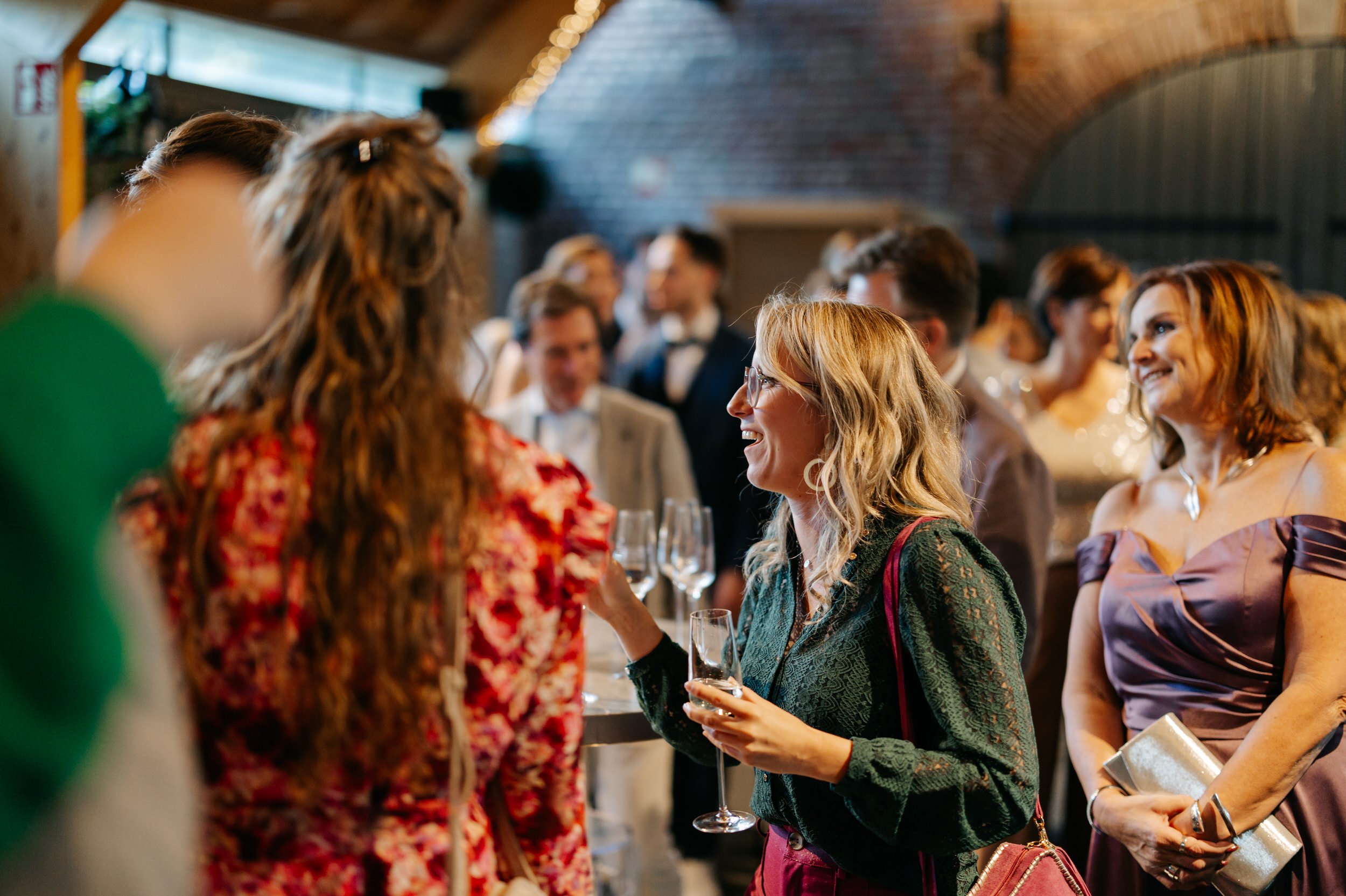   Gasten met drankjes tijdens de borrel bij Kasteelhoeve Geldrop in Brabant    
