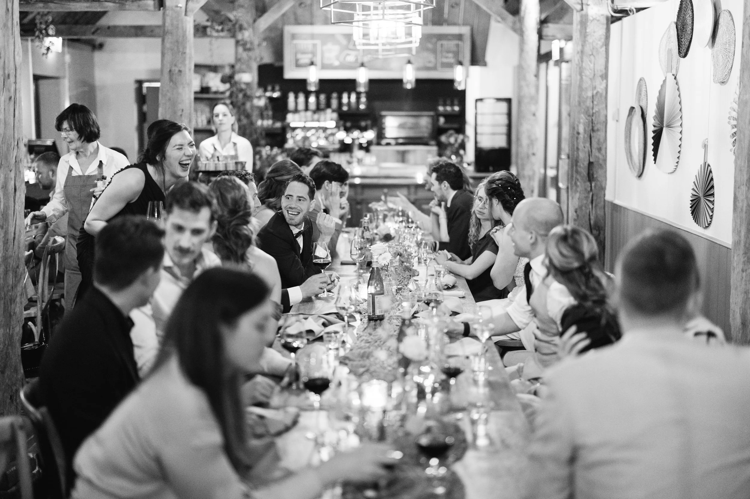   Lange dinertafel met gasten bij Kasteelhoeve Geldrop in Noord-Brabant    