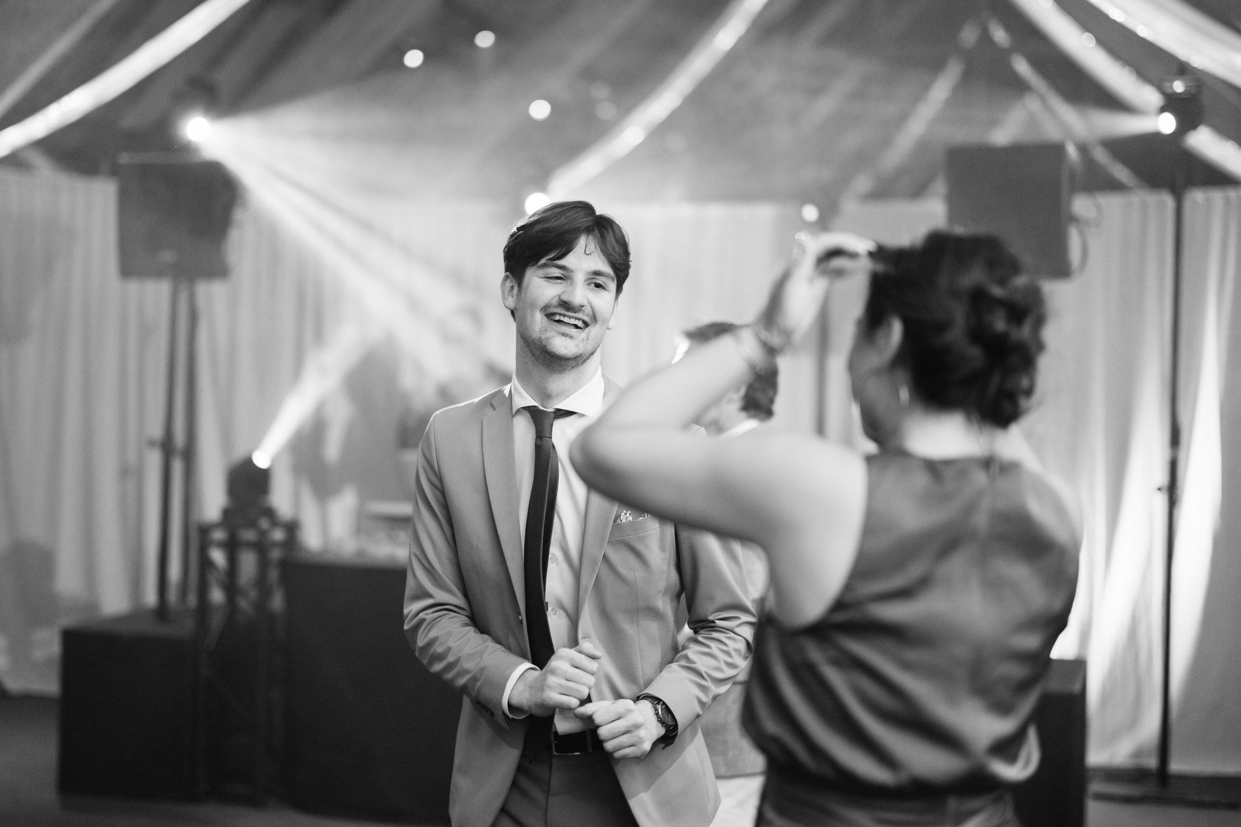   Gast danst en lacht tijdens het feest bij de Kasteelhoeve in Geldrop    