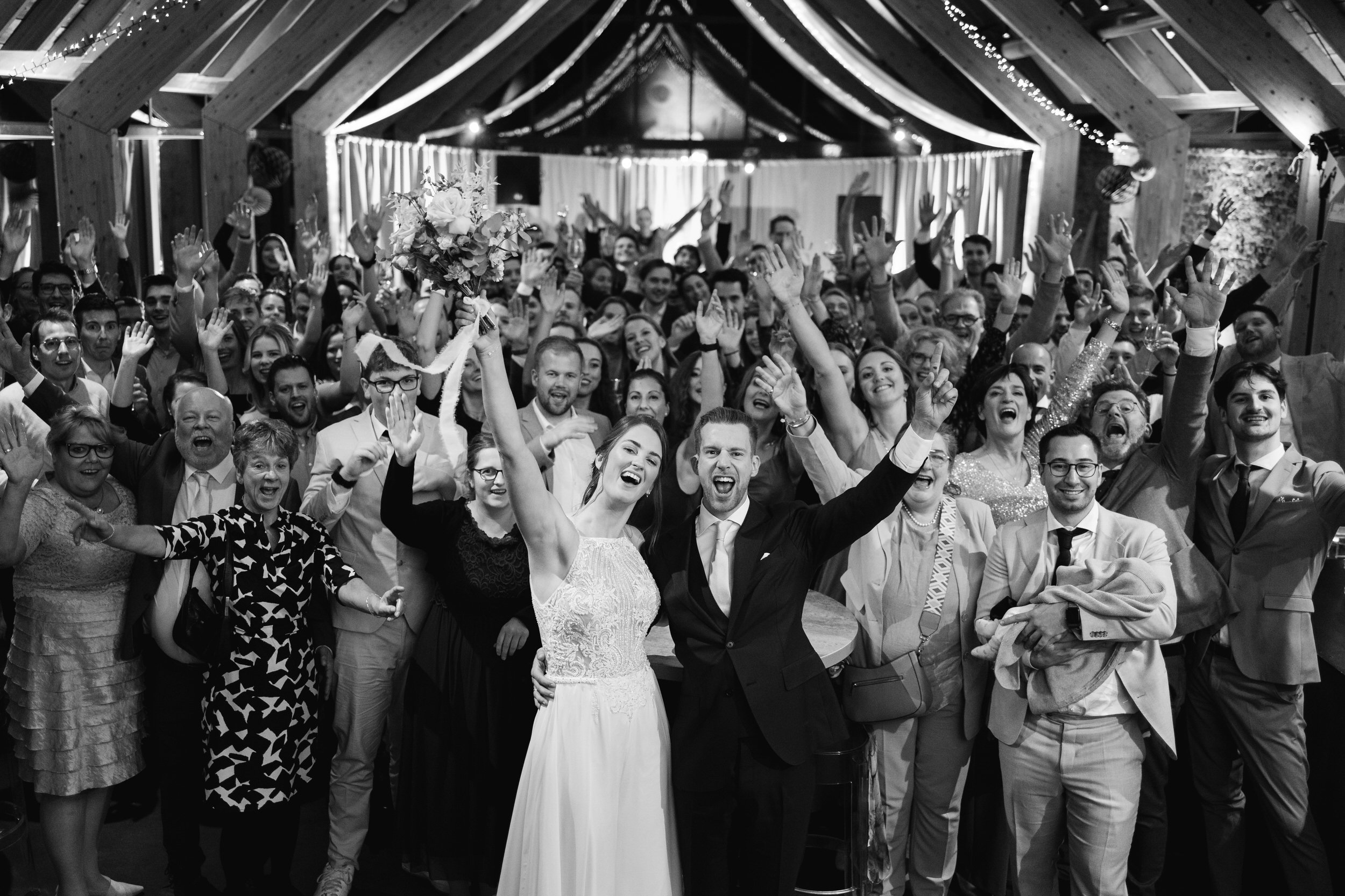   Mike en Roos juichen met alle gasten tijdens het feest bij Kasteelhoeve    