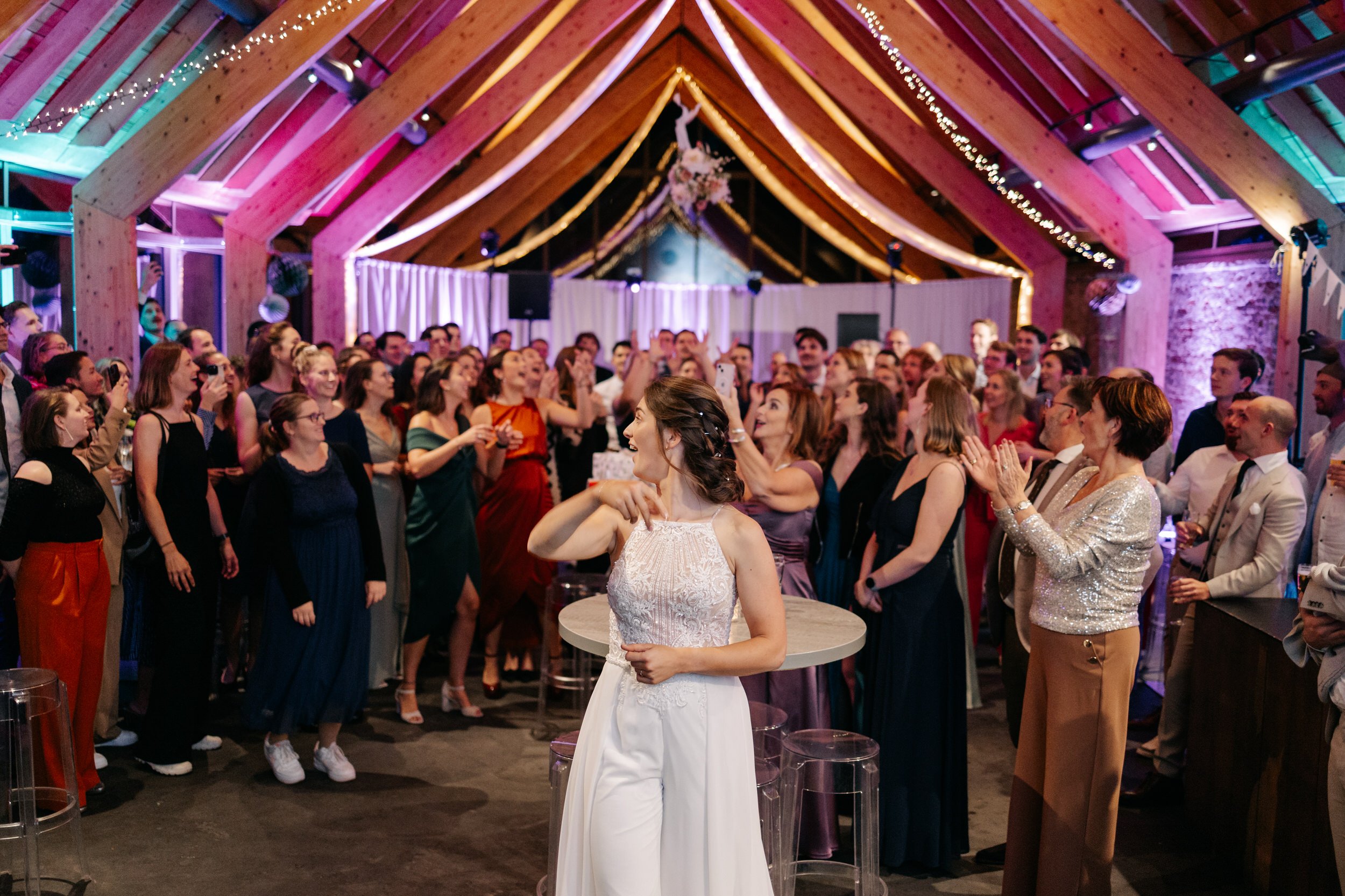   Boeketgooien tijdens het feest    