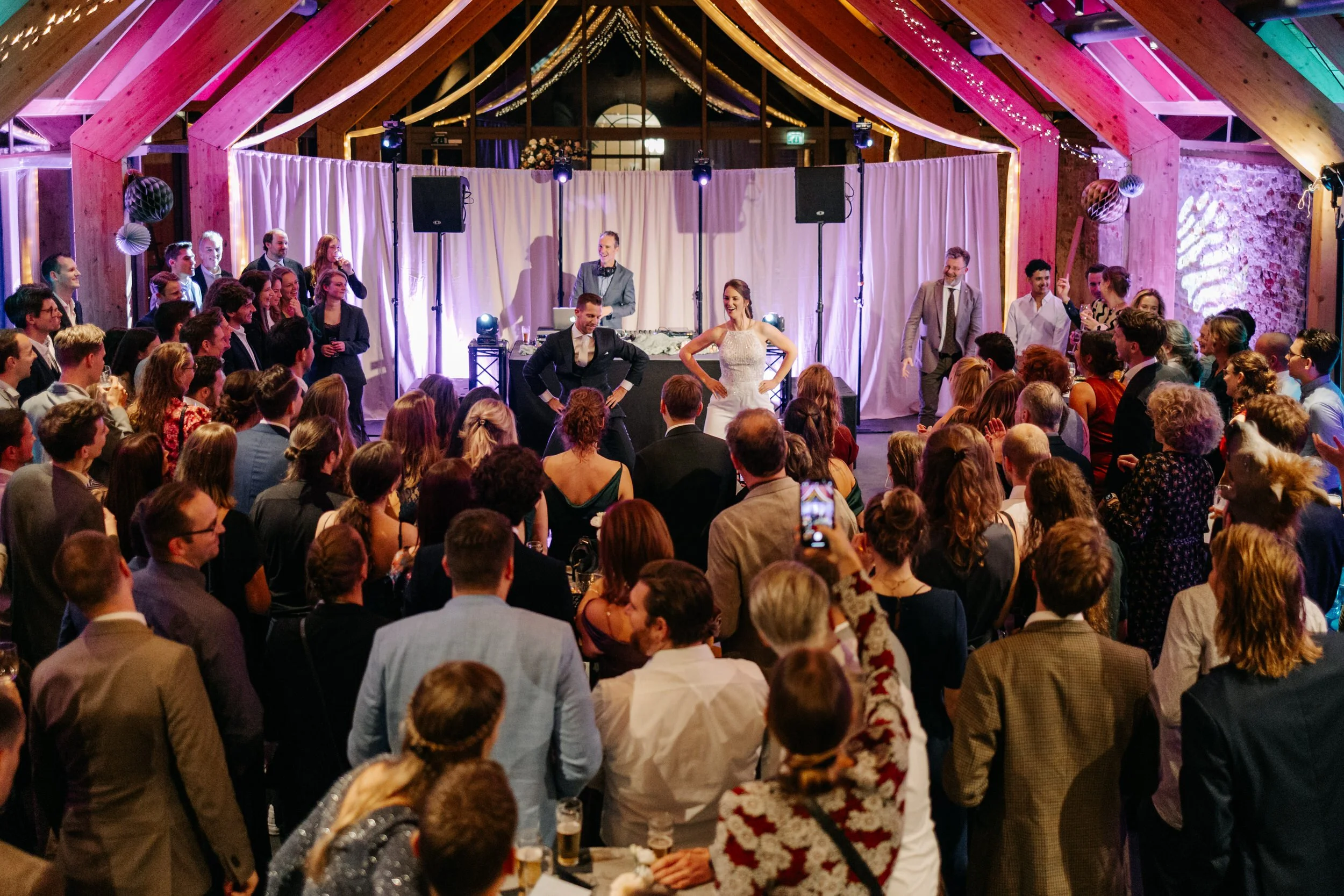   Openingsdans van Mike en Roos tijdens het feest bij Kasteelhoeve Geldrop    