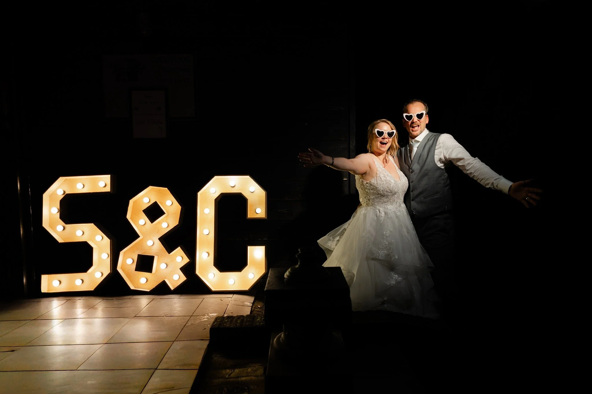 Sander &amp; Chantal, de laatste momentjes bij de lichtletters voordat ik stopte met fotograferen tijdens hun bruiloft bij De Hucht in Elst.

Trouwlocatie &amp; cateraar: @dehuchtelst 
Bloemist: @beauquet.nl 
Bruidsmodezaak: @bruidshuisdiana 
Haarsty
