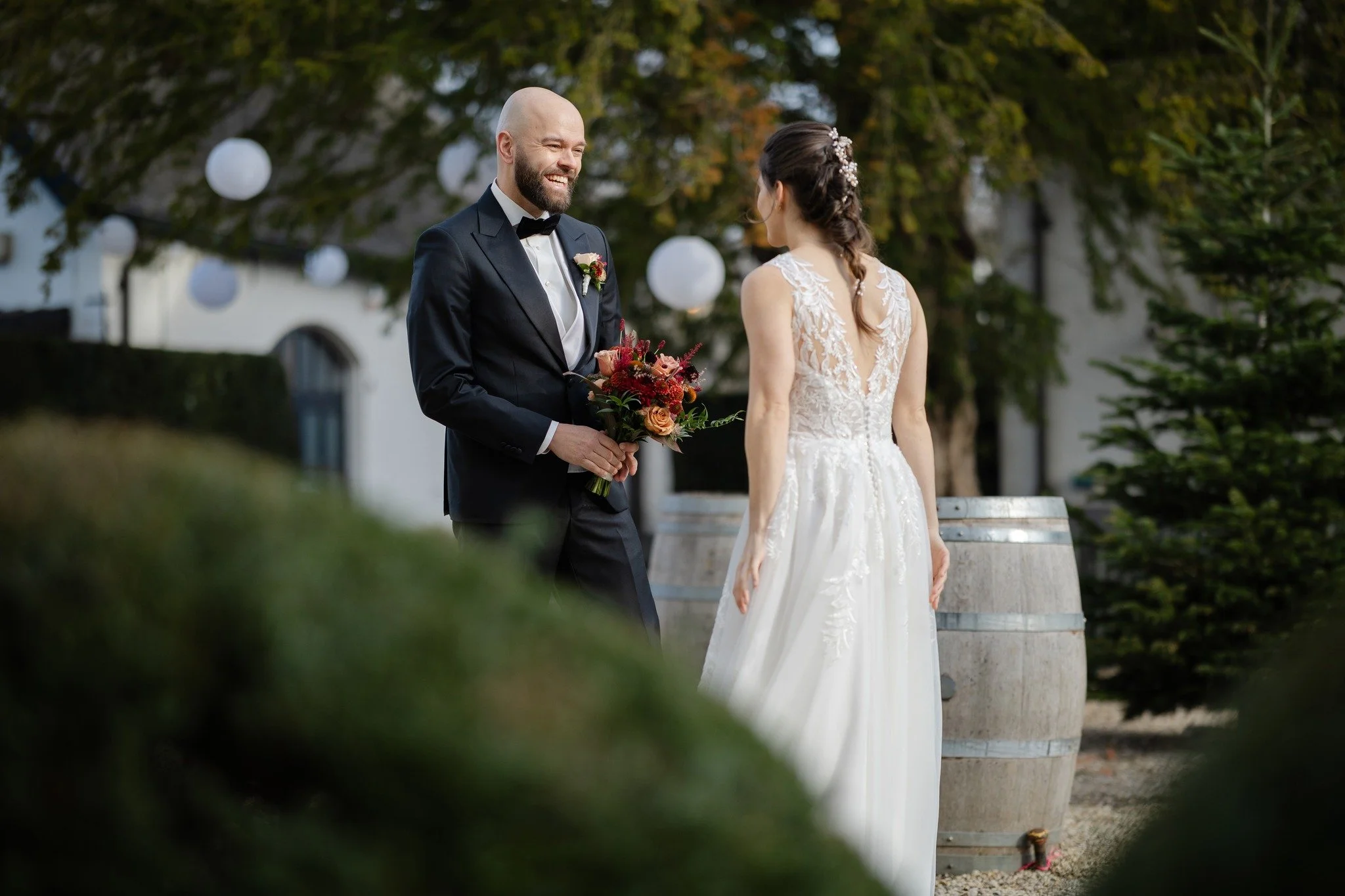 Robin &amp; Yvonne, de eerste blik tijdens de first look op hun bruiloft bij Slot Doddendael.

Trouwlocatie: @slotdoddendael 
Videograaf: @jorisvisserfilms 

#slotdoddendael 
#trouweninslotdoddendael 
#trouwfotograafgelderland 
#trouwen2027 
#trouwfo