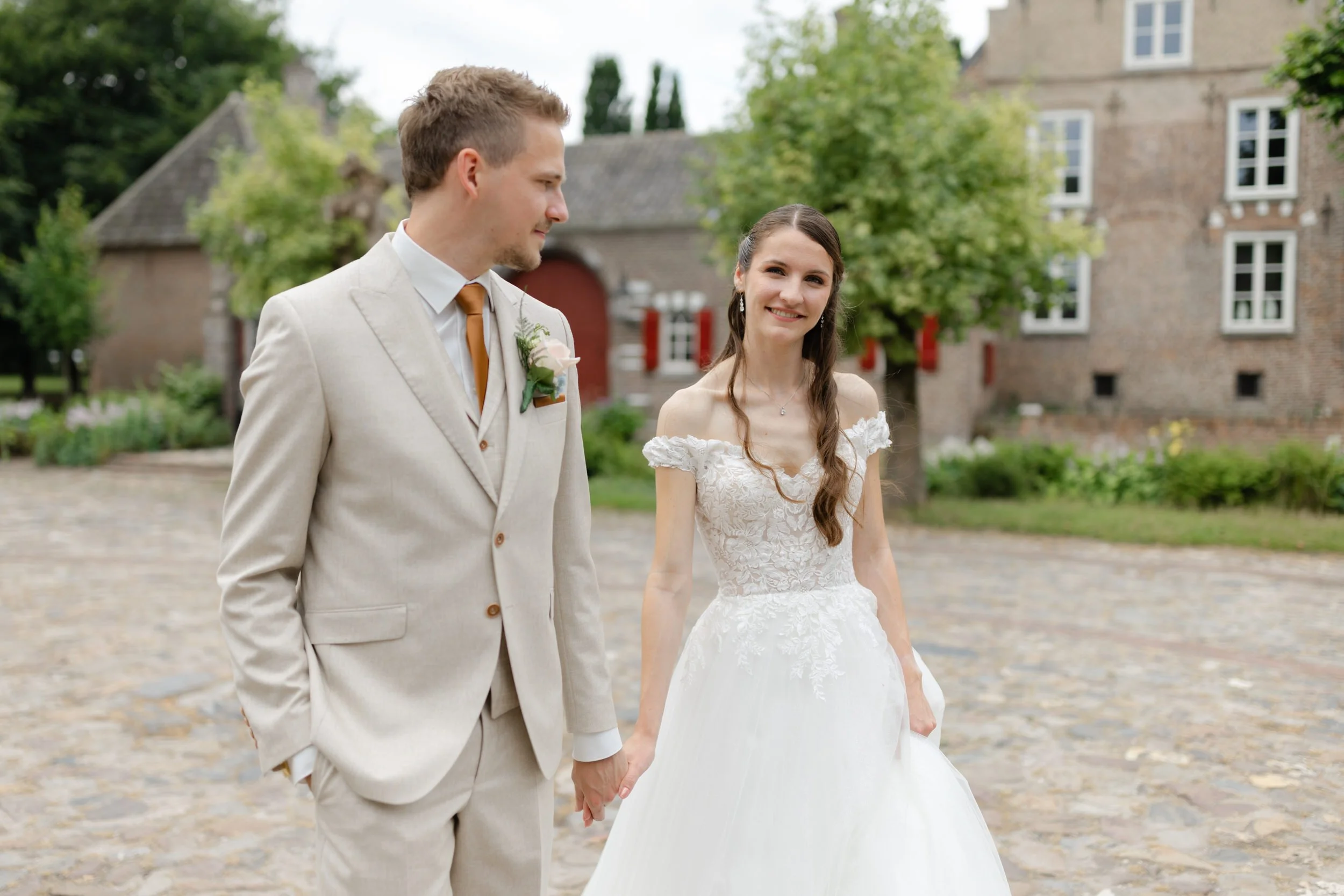 Bruidspaar loopt samen op trouwlocatie in Brabant, gefotografeerd door trouwfotograaf Pascal Maurice