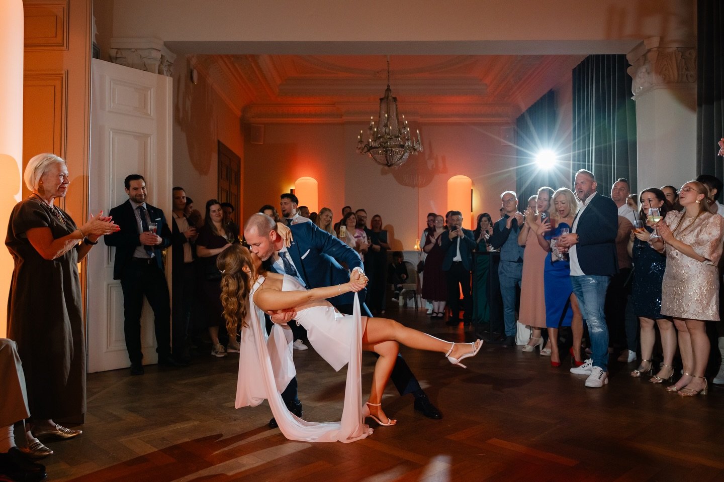 De eerste dans tijdens de bruiloft van Tijs &amp; Irina bij Delbrock in Maastricht

Pak: @felixramirooficial 
Bruidsjurk: @pronovias 
Trouwlocatie: @delbrock.rc 

#trouwendelbrock
#trouwlocatiemaastricht 
#bruiloftdelbrock
#trouwfotograafmaastricht 
