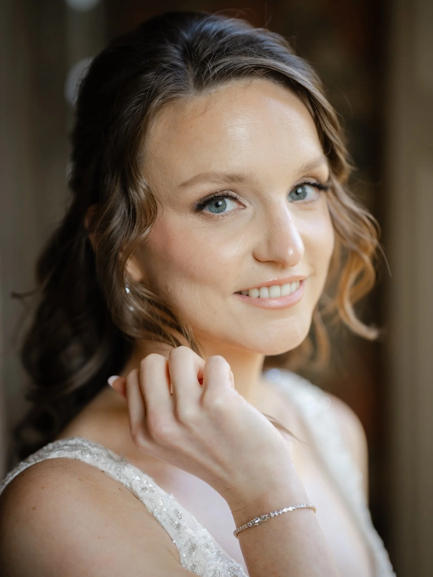 Close up van de bruid Pleun tijdens de bruiloft bij @buitenplaatssparrendaal (Driebergen)

Make-Up: @christinaa.makeup 
Haar styliste: @youbyhester 
Bloemist: @destijlfd 
Bruidsmode: @santerello_trouwbeleving_breda 
Babs: @hakyvonne 
DJ/ Band: @skyfl