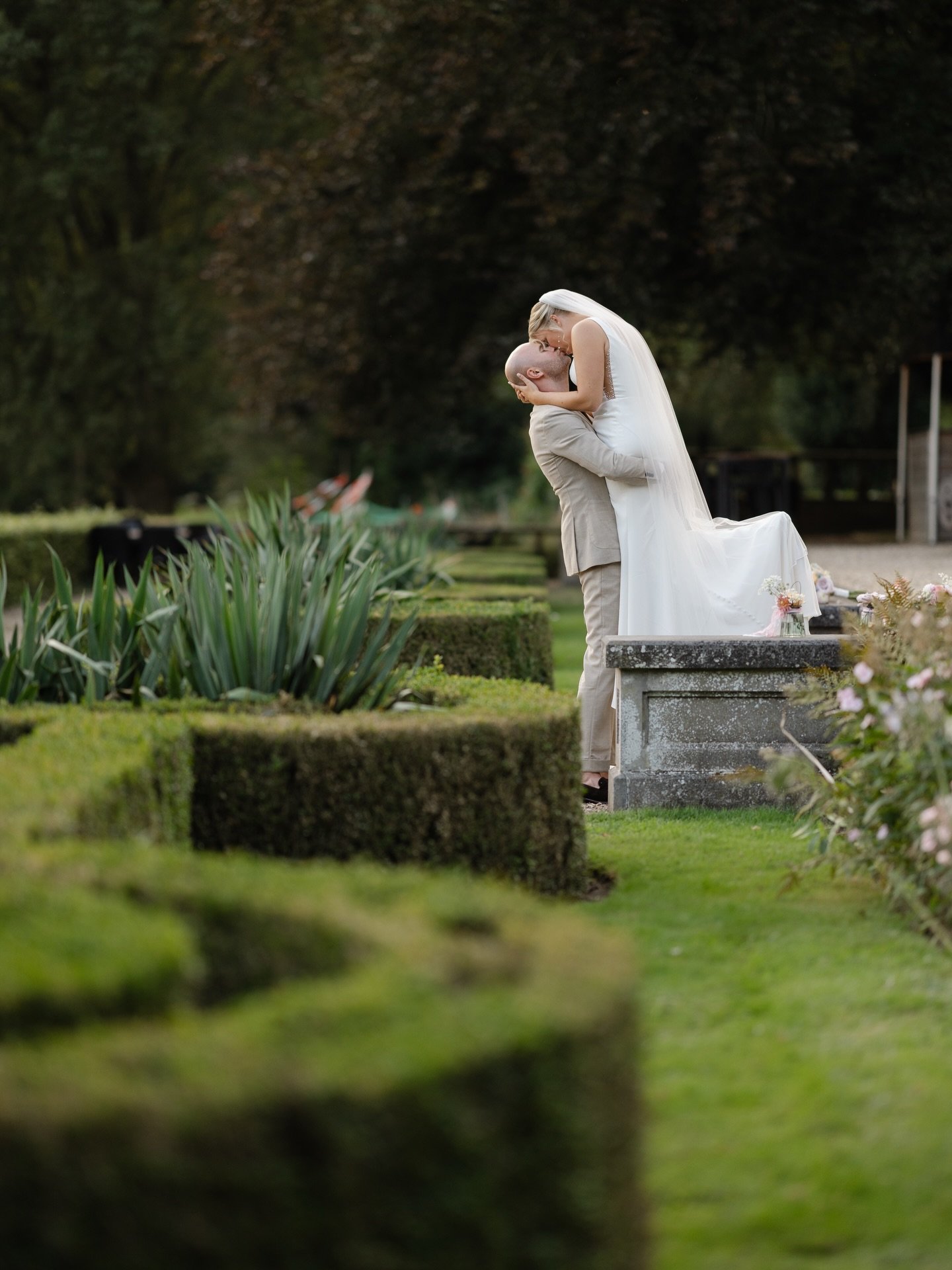 Fotoshoot momentje op de bruiloft van Jesse &amp; Ellen bij Landgoed Rhederoord in Rhenen

Haarstylist/visagist: @visagie.yournaturecosmetics
Trouwlocatie &amp; Cateraar: @landgoed_rhederoord 
Jurk: @damore_bruidssalon 
Pak: @latelier_tailoring 
Babs