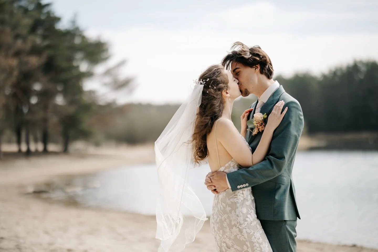 Wies &amp; Kirsten, Sneak peak foto&rsquo;s van afgelopen bruiloft bij Nieuw-Schaijk in Schaijk
 Trouwlocatie: @nieuw_schaijk 
Bloemist: @lotte.flowersby 
Babs: Ingeborg Tros
DJ/ Band: @djresoundnl 

#trouwfotograaf 
#trouwfotograafnederland 
#nieuws