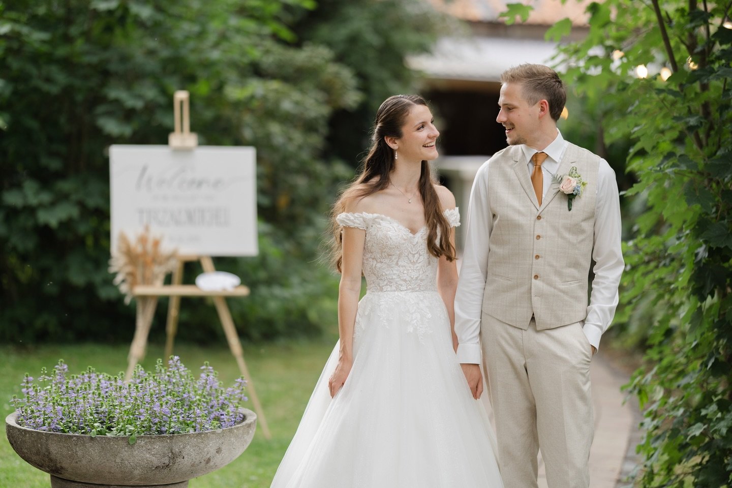 Tirza &amp; mitchel, foto moment tijdens un bruiloft bij kasteel aldendriel in Mill Trouwlocatie: @kasteel_aldendriel 
Taart: @taartendroom 
Haartstylist &amp; Visagist: @susannepeeters.nl  DJ: @djresoundnl  
#editorialweddingphotographer 
#kasteelal