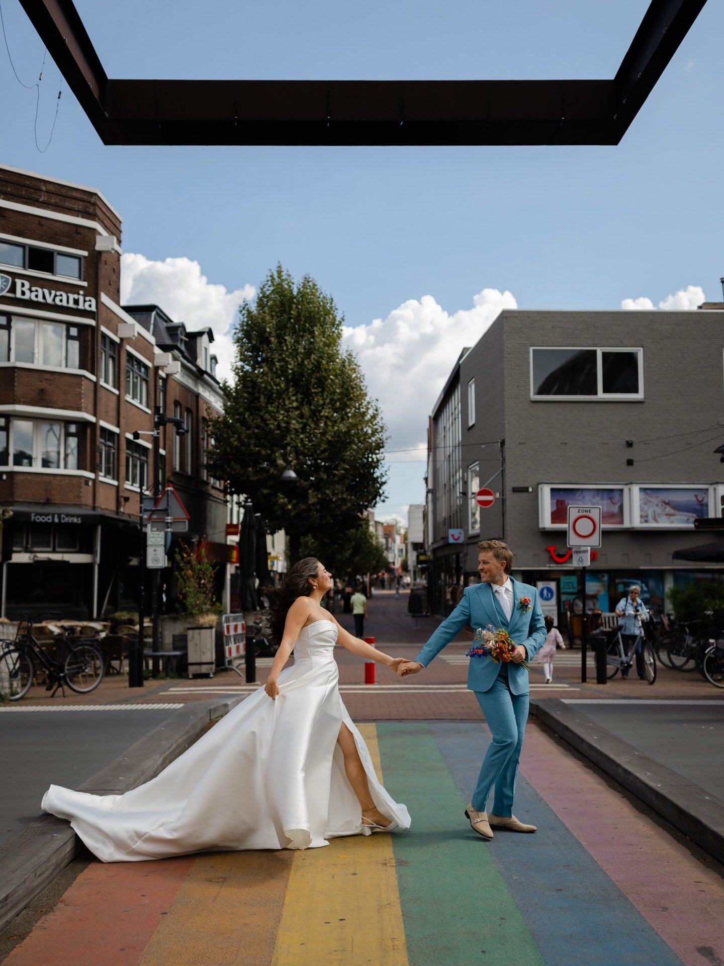 Roos &amp; Joris, een moment tijdens de fotoshoot van hun bruiloft bij kasteel Helmond en @Floorsfoodsharing in Helmond
 Bloemist: @seringebloemenenmeer 
Trouwlocatie: @floorsfoodsharing &amp; Kasteel Helmond Pak: @roka.nl  Bruidsjurk: @kooningsbrida