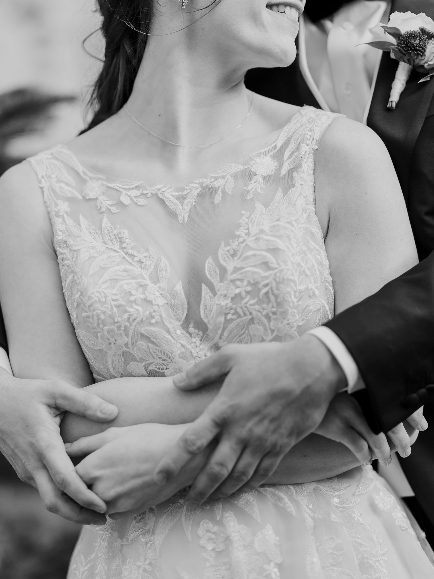 Robin Yvonne, een detail foto van de trouwjurk van Yvonne tijdens de fotoshoot bij Slot Doddendael Ewijk
 @yvonneleidelmeijervkeijsteren  Trouwlocatie: @slotdoddendael 
Videograaf: @jorisvisserfilms 
Taart: @holysweetsnl 
DJ: @b11events   #trouwen202