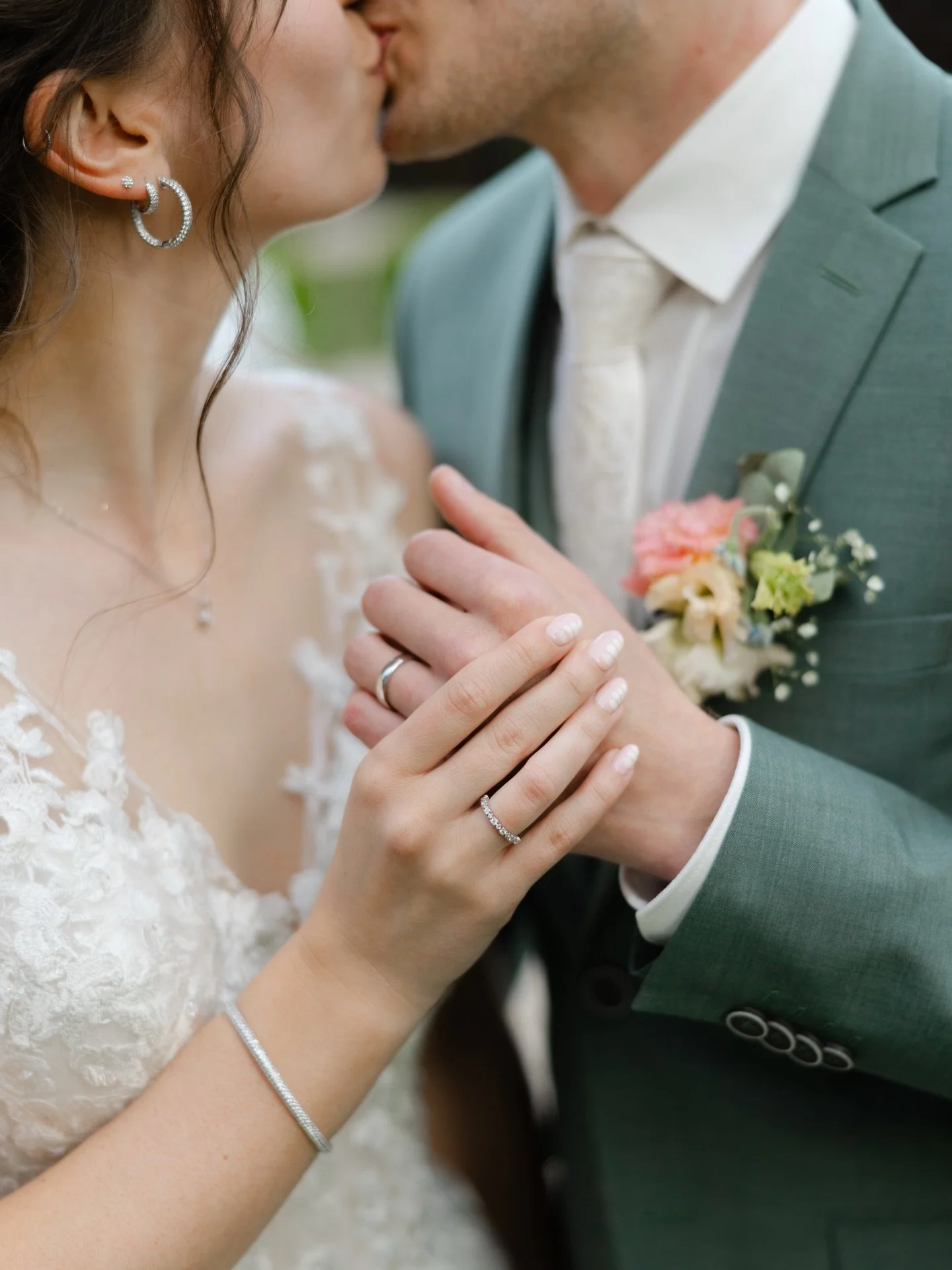 Niels &amp; hellen, Detail foto van de ringen tijdens hun zonsondergang shoot van hun bruiloft bij landgoed Rhederoord in de steeg.

Trouwloactie: @landgoed_rhederoord 
Bloemist: @maartjemolleman 
Bruidsmodezaak: @bruidsgalerie_wetering 
Haarstylist 