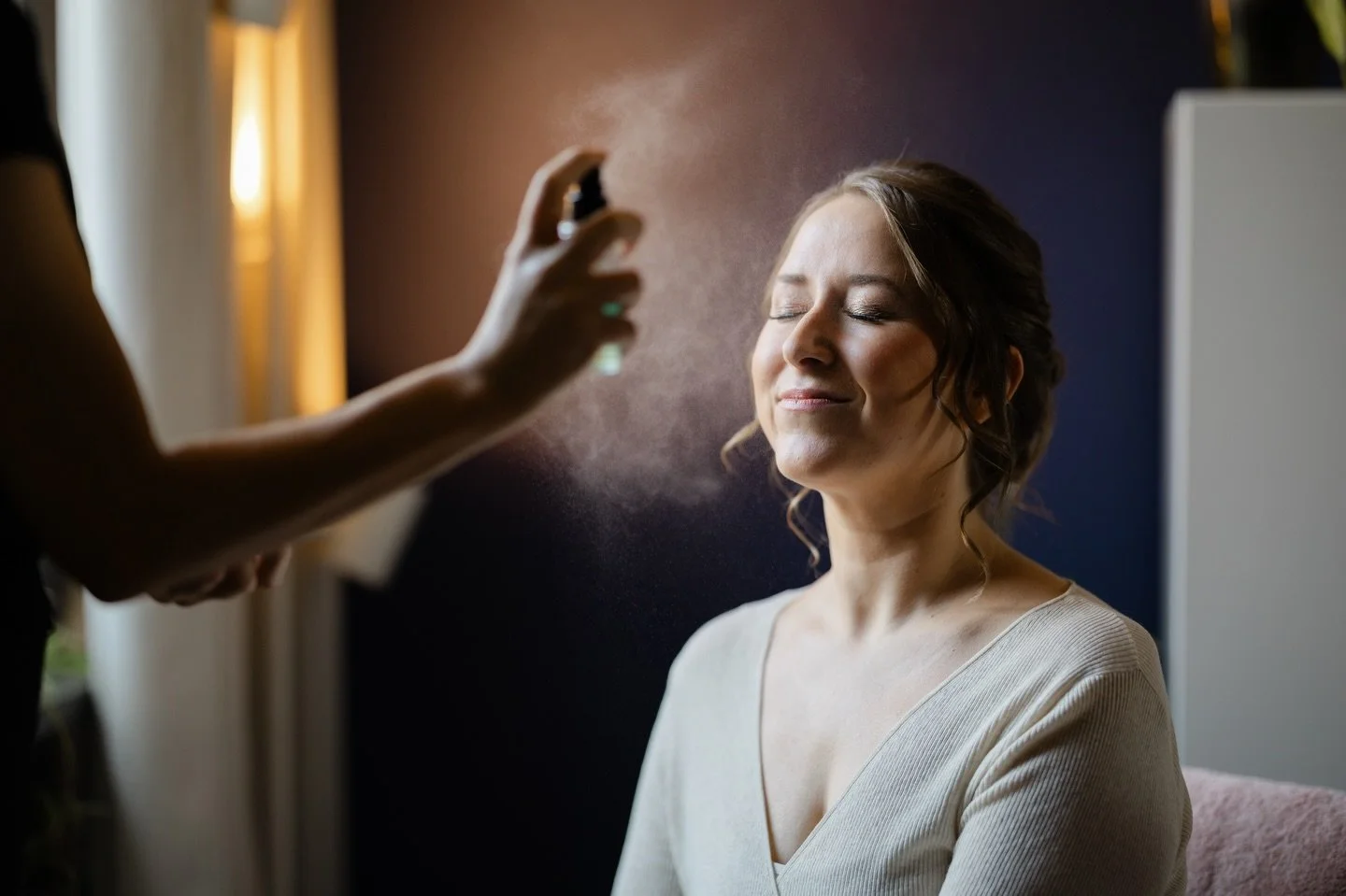 Tijdens de get ready van Babette, op haar bruiloft in Nijmegen bij de Valkhofkapel en de Belved&egrave;re

@miranda_hairmakeup 

#trouwennijmegen 
#bruidsfotograafnijmegen 
#bruiloftnijmegen 
#trouwlocatienijmegen 
#trouwfotografienijmegen