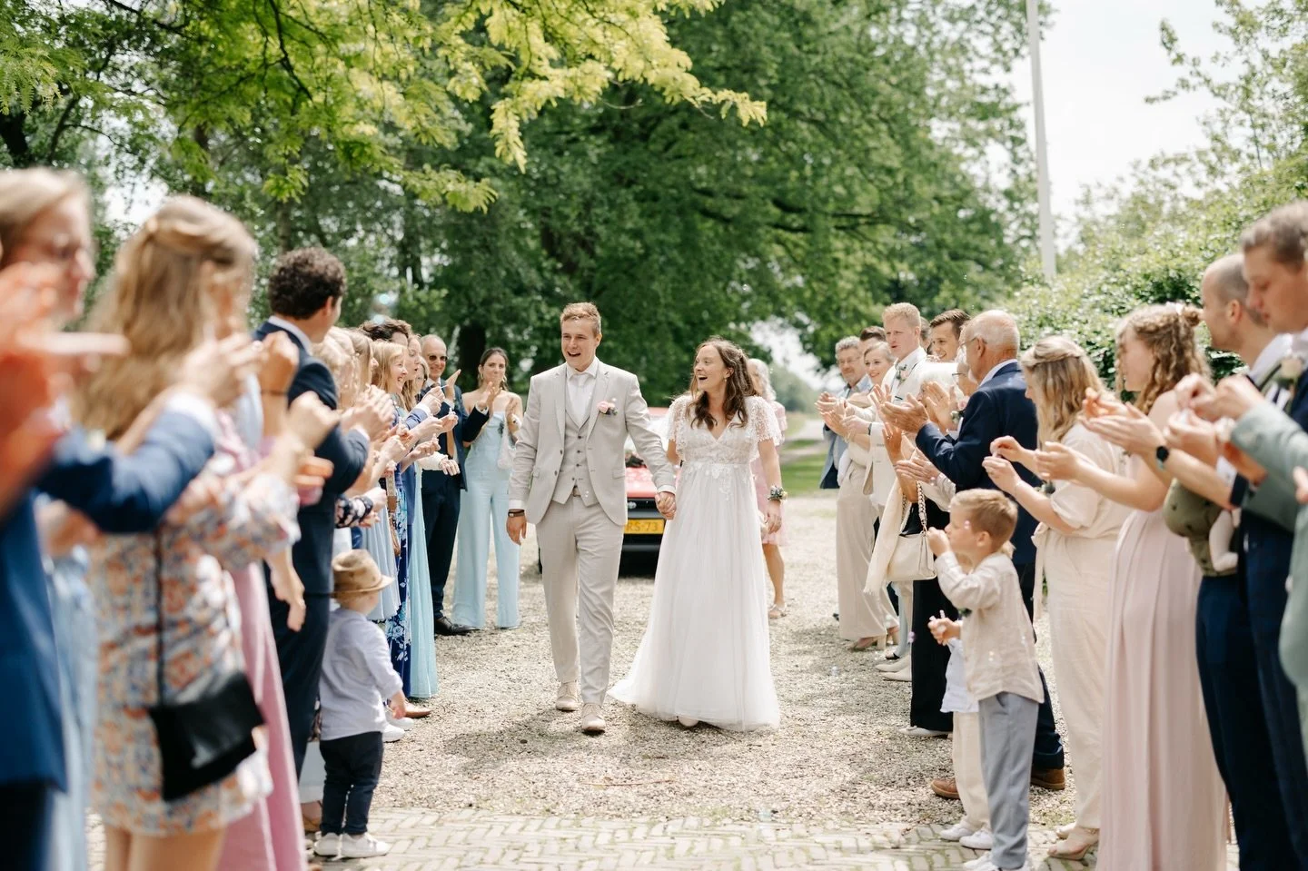 Daan &amp; Lineke maken hun grote entree bij Hoeve Sparrendam in een prachtige erehaag tijdens hun bruiloft.

Bruidsjurk: @hetwittehuysbruidsmode 
Pak: @hkchonymode 
Trouwlocatie: @hoevesparrendam 

#hoevesparrendam 
#trouwfotograaf 
#echtemomenten 
