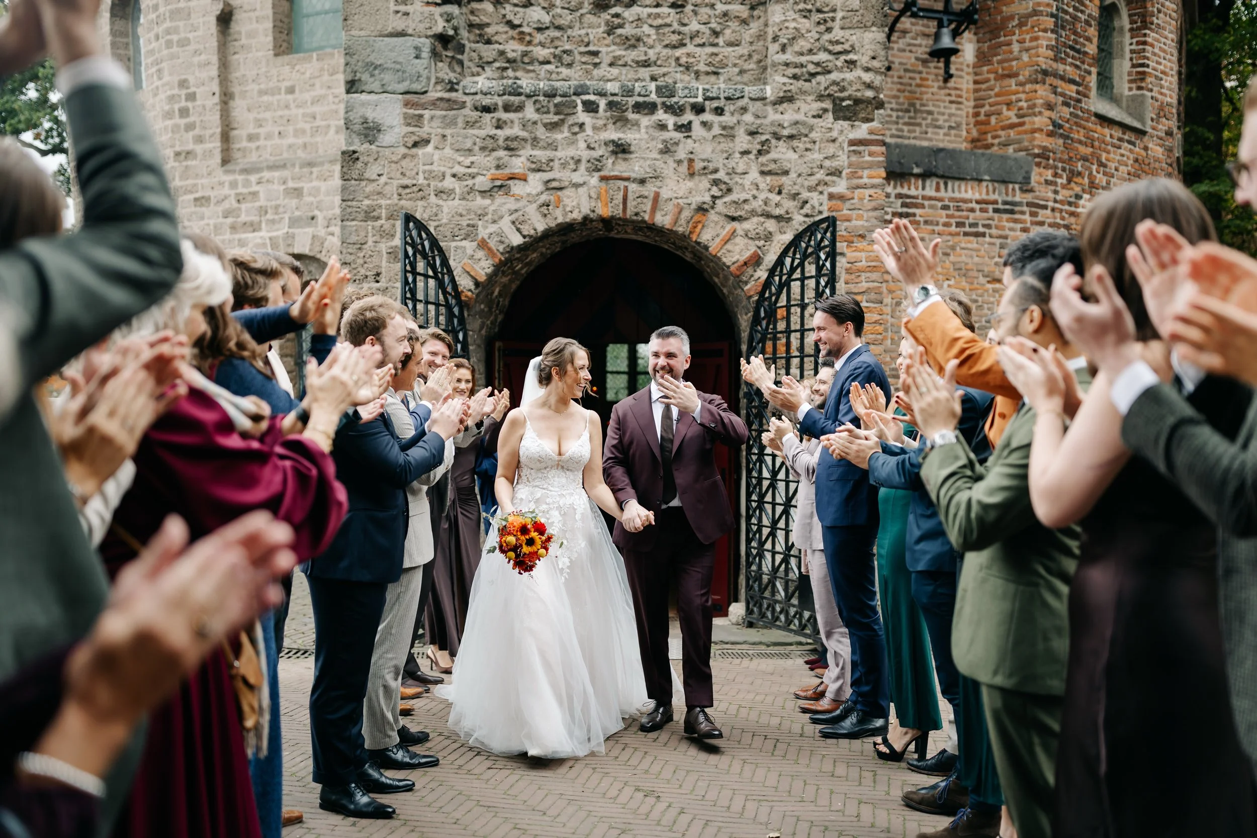 Dennis &amp; Babette lopen hand in hand door de erehaag na hun ceremonie bij de Valkhofkapel in Nijmegen, op weg naar Belv&eacute;d&egrave;re voor de rest van hun bijzondere dag.  Borrel/ Dinner &amp; Feest locatie: @fortlent.belvedere 
Bloemist: @k