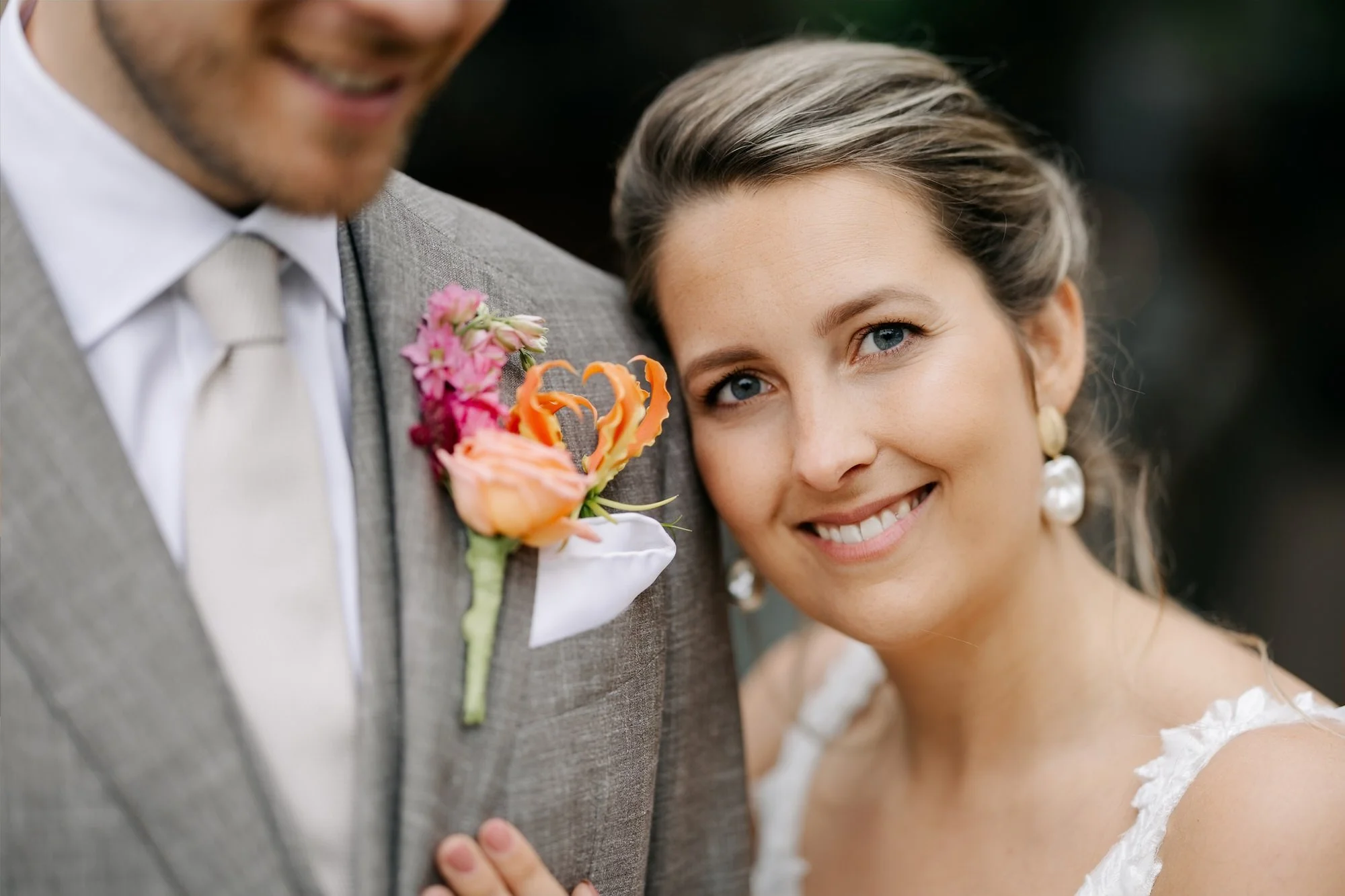  Portret van de bruid leunend tegen de boutonniere van de bruidegom 