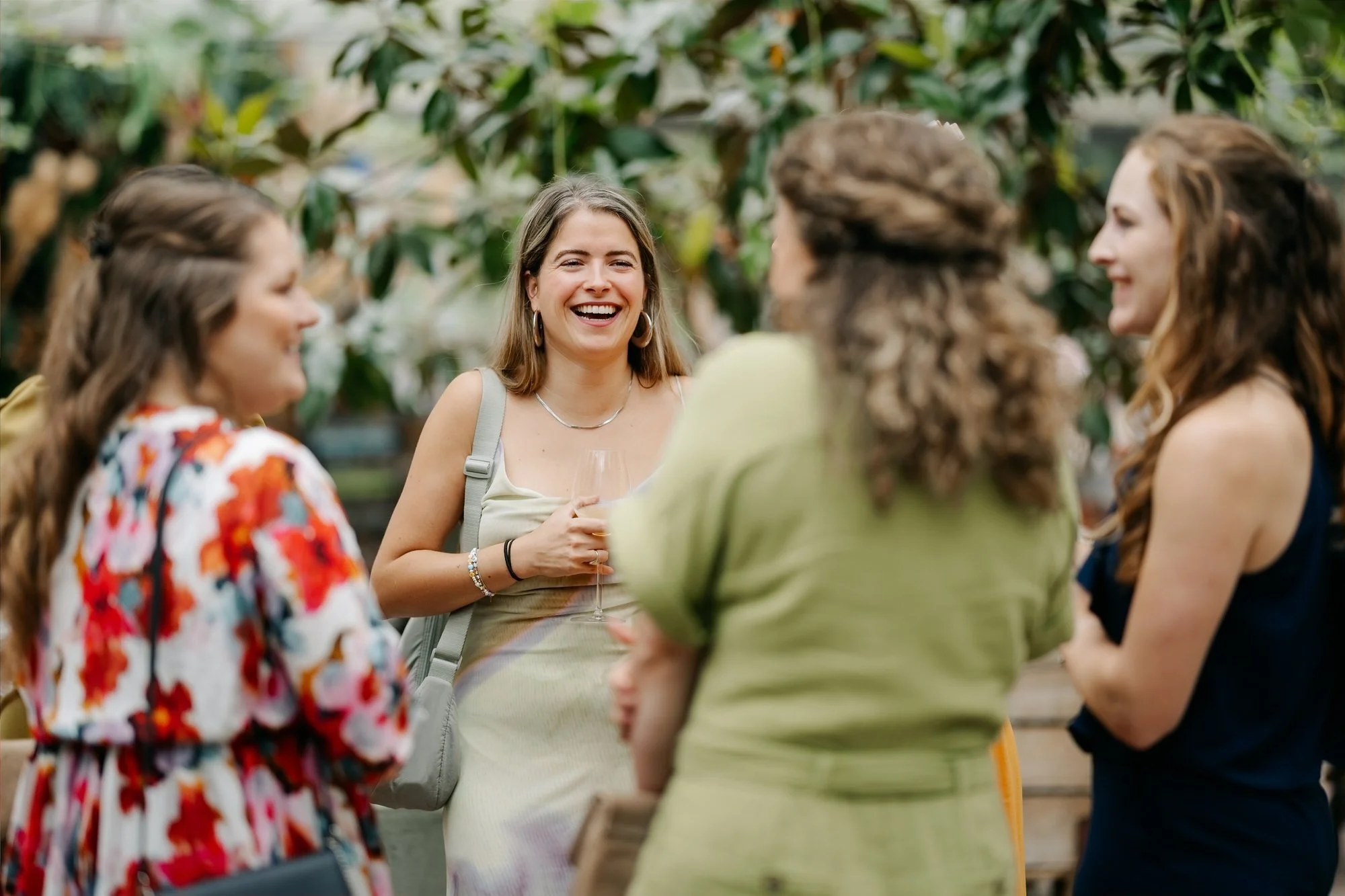  Gasten lachen en klinken met champagne tijdens de receptie in Winssen 