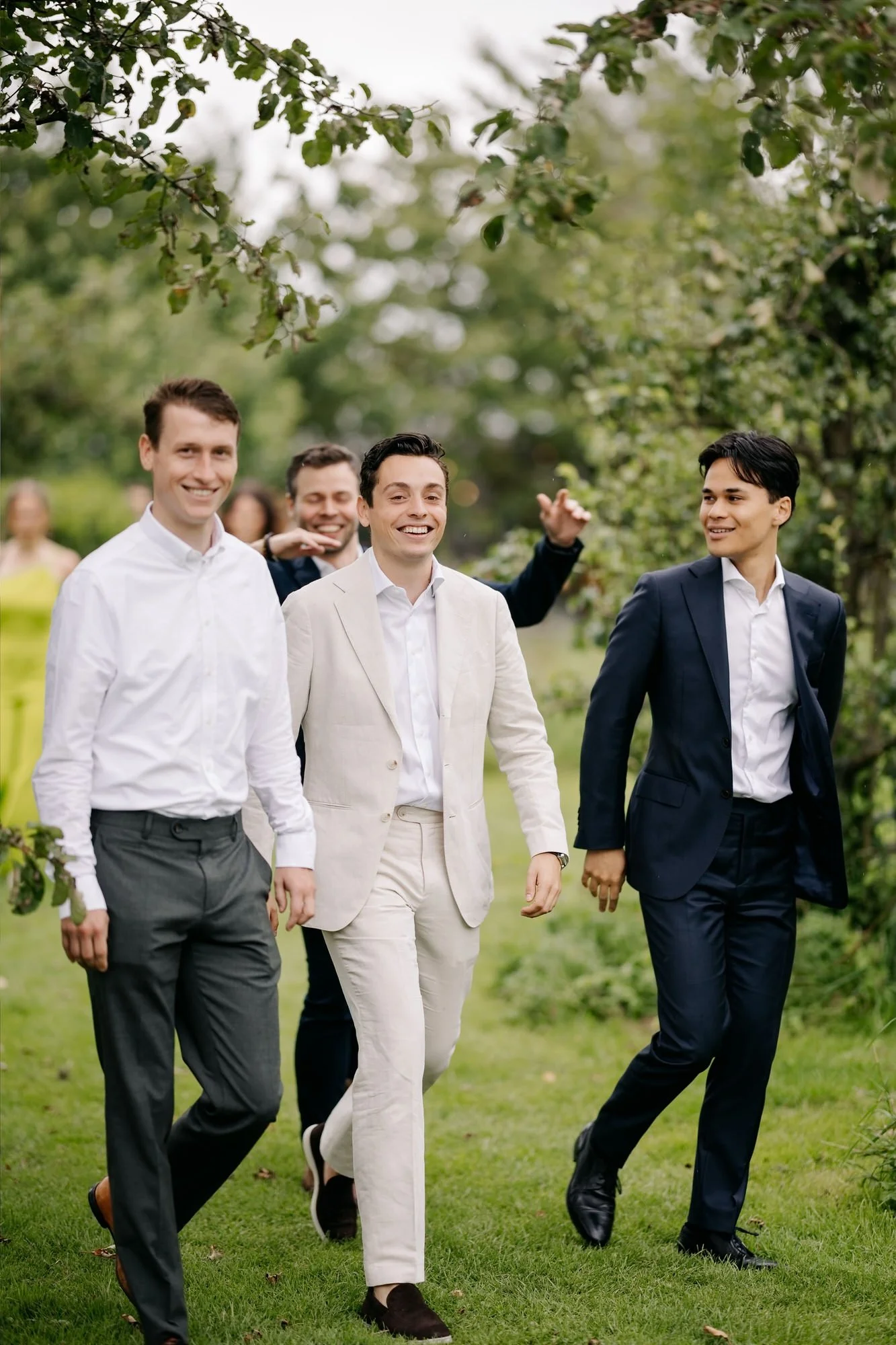  Gasten lopen door de boomgaard naar de ceremonie toe.  