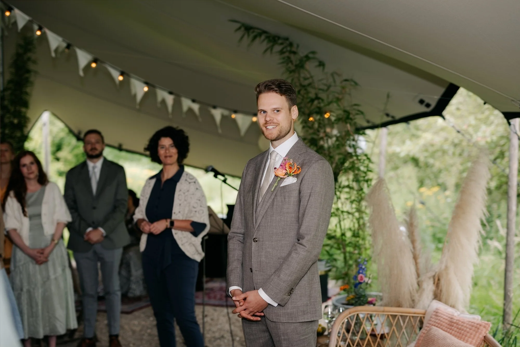  Bruidegom wacht op de bruid tijdens de ceremonie in de tent in Winssen 