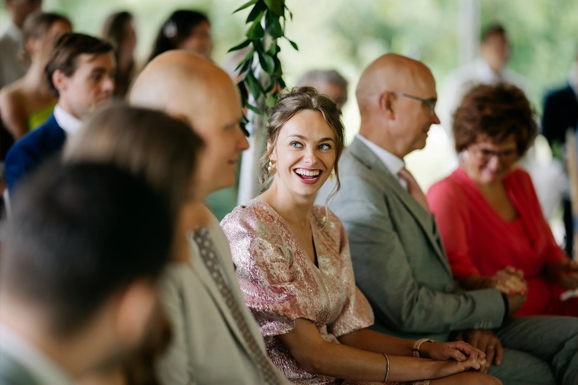  Gast lacht uitbundig tijdens de ceremonie in de tent in Winssen 
