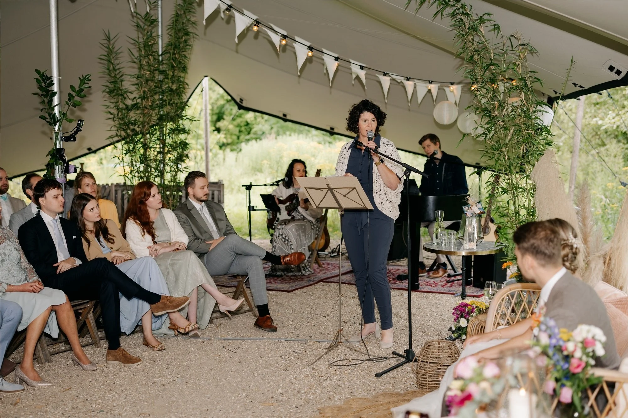  Ceremoniemeester spreekt voor het bruidspaar tijdens de trouwceremonie 