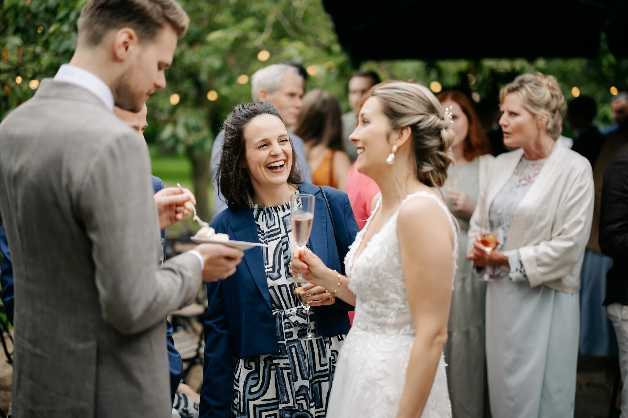  Bruid en gast lachen samen tijdens de receptie na de ceremonie 