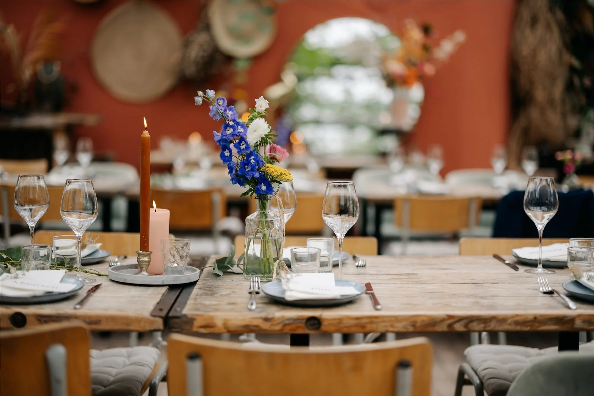  Tafeldecoratie met kaarsjes en blauwe bloemen voor het diner in de kas 