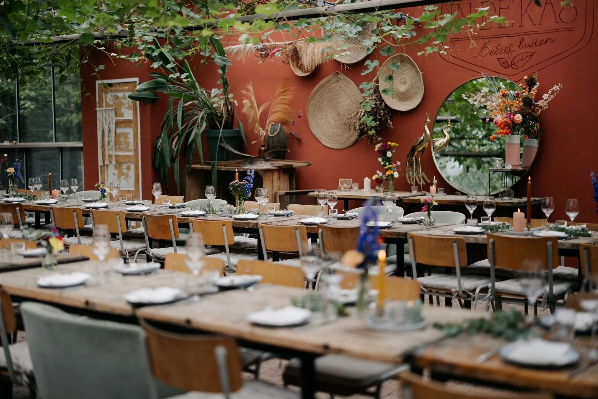  Tafeldecoratie met kaarsjes en blauwe bloemen voor het diner in de kas 