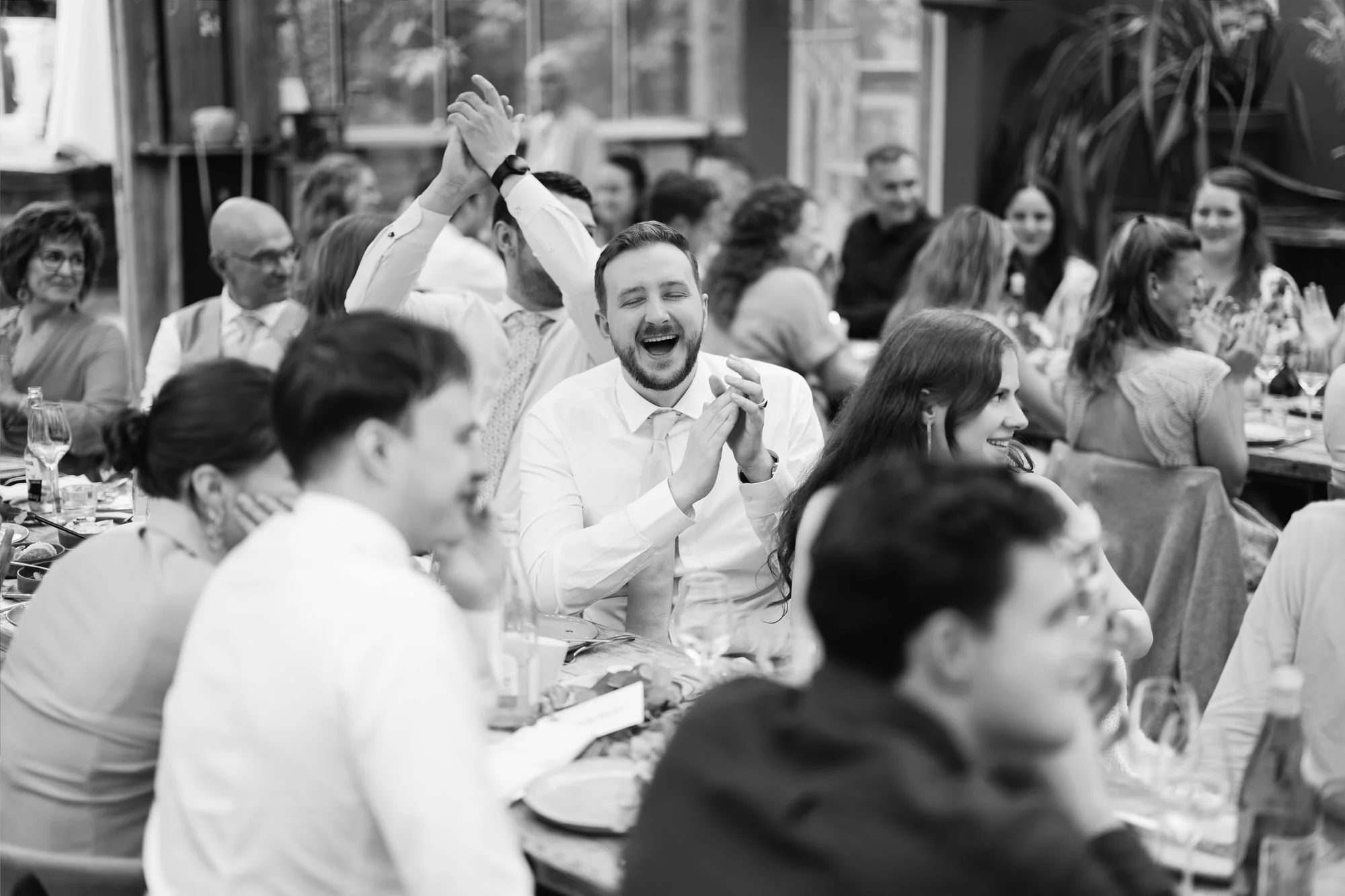  Gasten lachen uitbundig tijdens het diner op de bruiloft in Winssen 