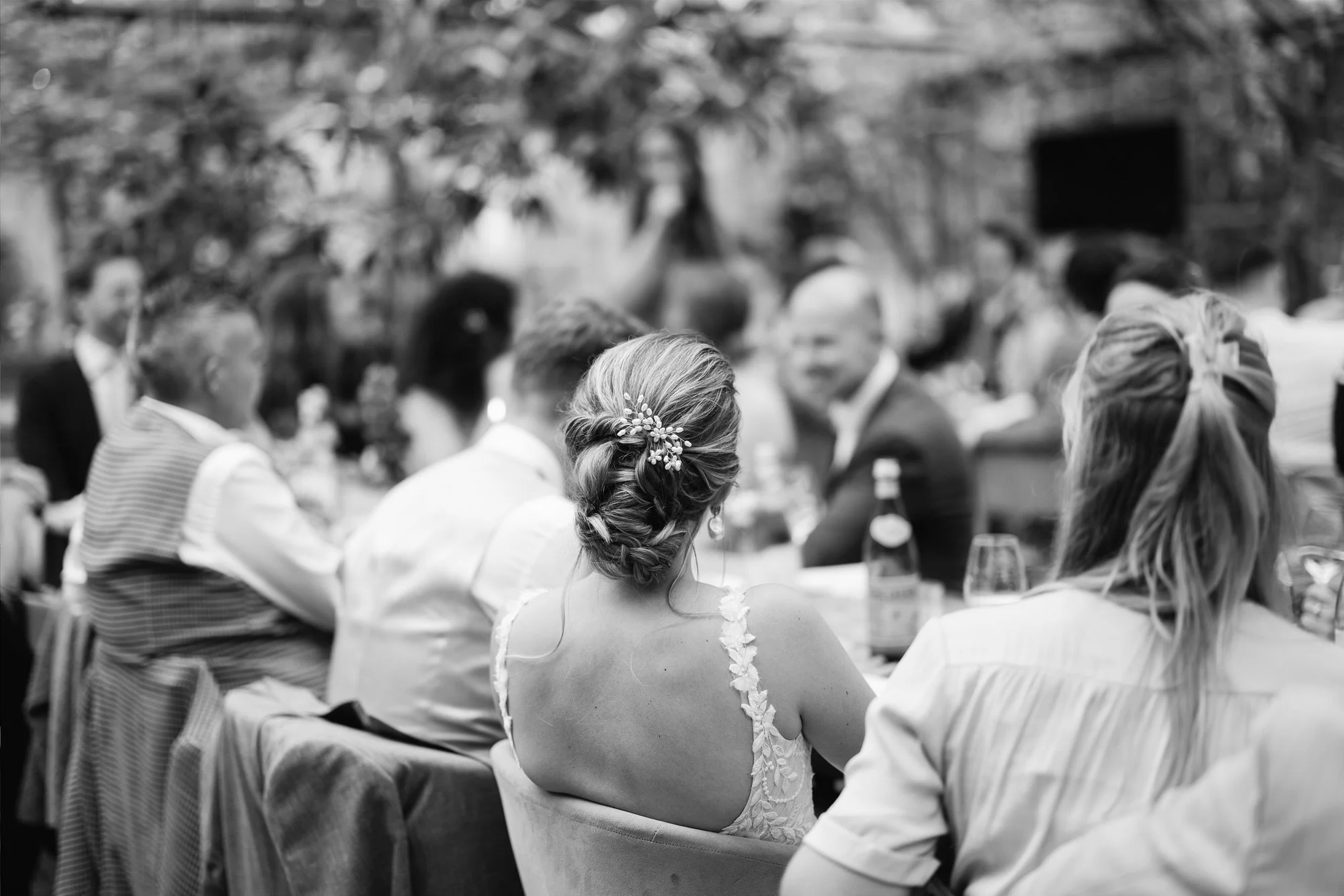  Detail van het opgestoken haar van de bruid tijdens het diner 