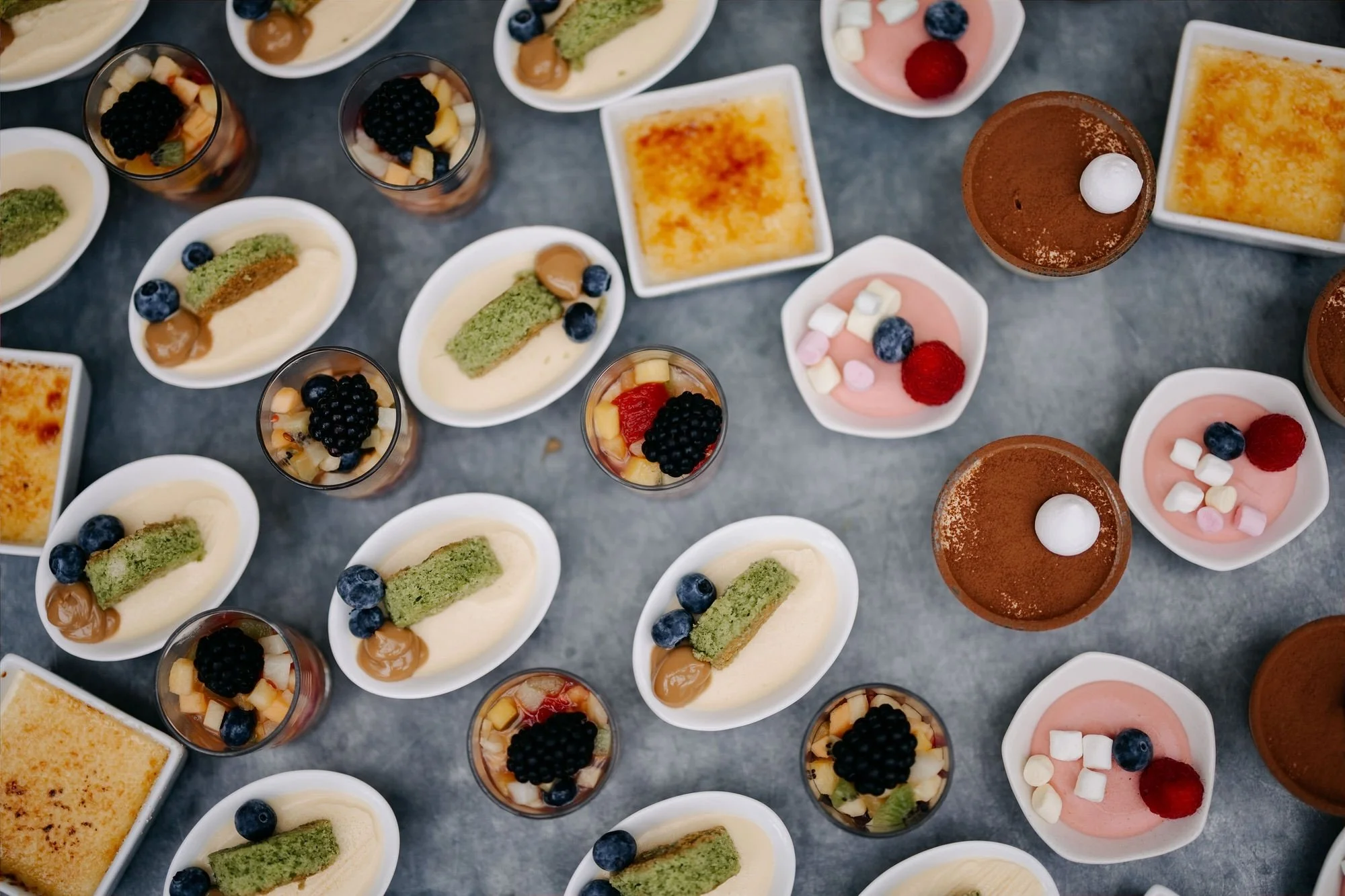  Dessertbuffet met diverse nagerechten tijdens de bruiloft in Winssen 