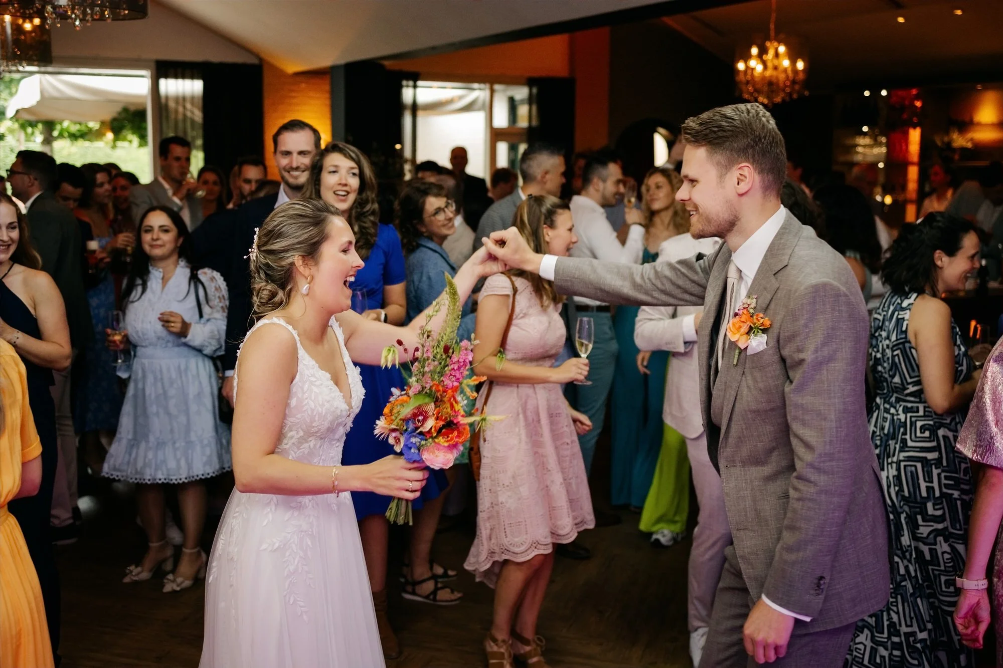  Bruidspaar danst samen tijdens het avondfeest in De Arend Winssen 