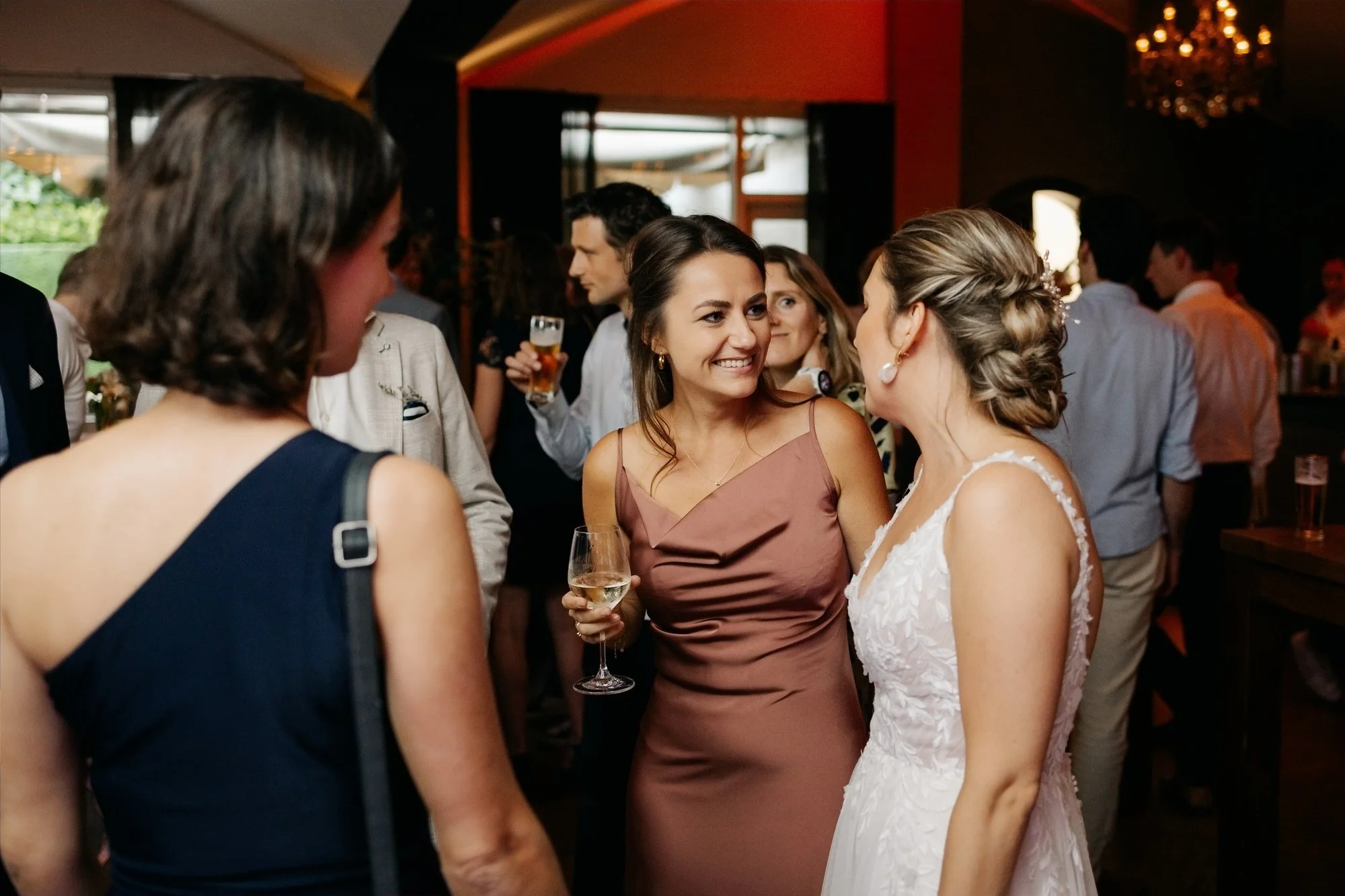  Bruid praat gezellig met vriendinnen tijdens het avondfeest 