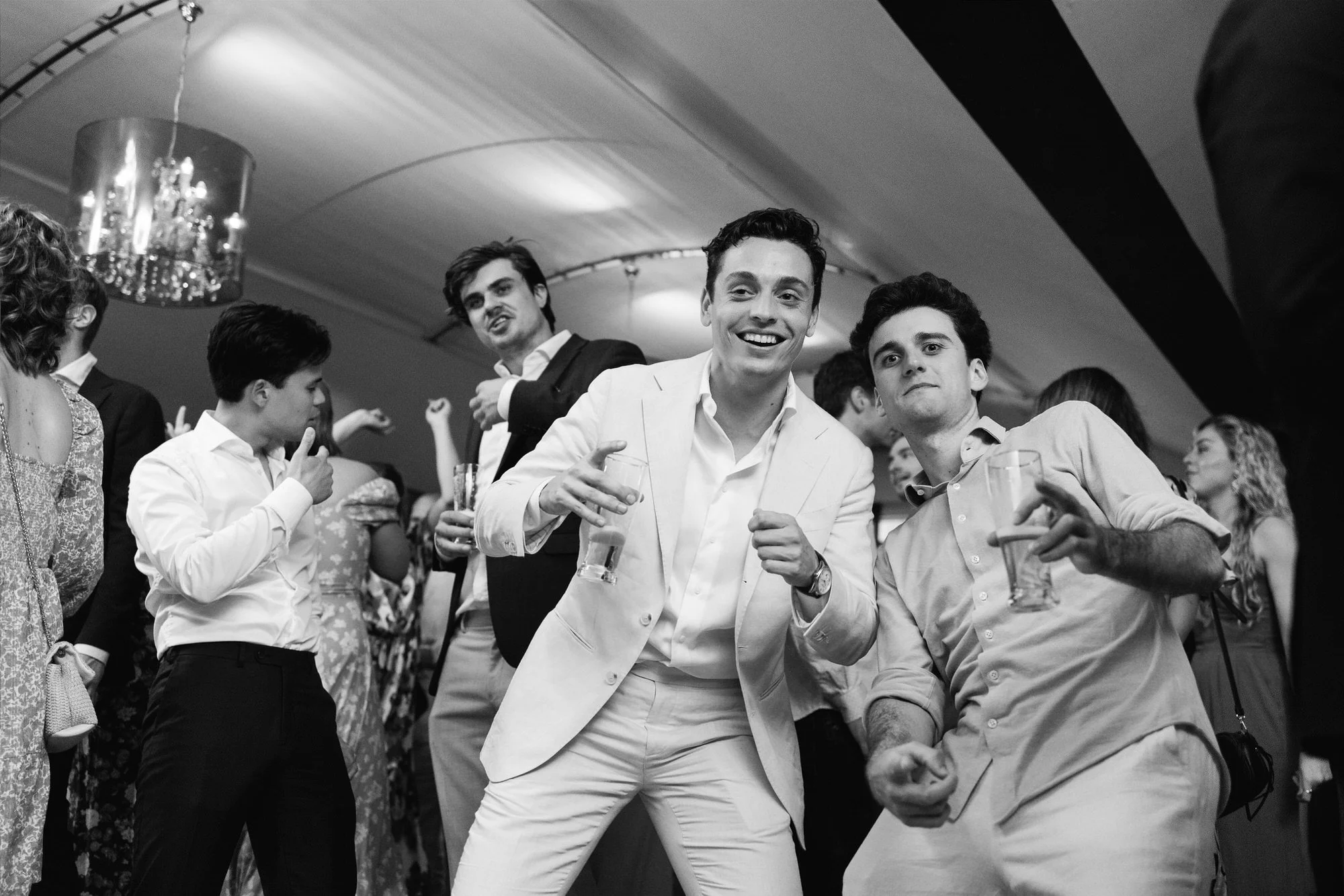  Gasten dansen uitbundig op de dansvloer tijdens het bruiloftsfeest 