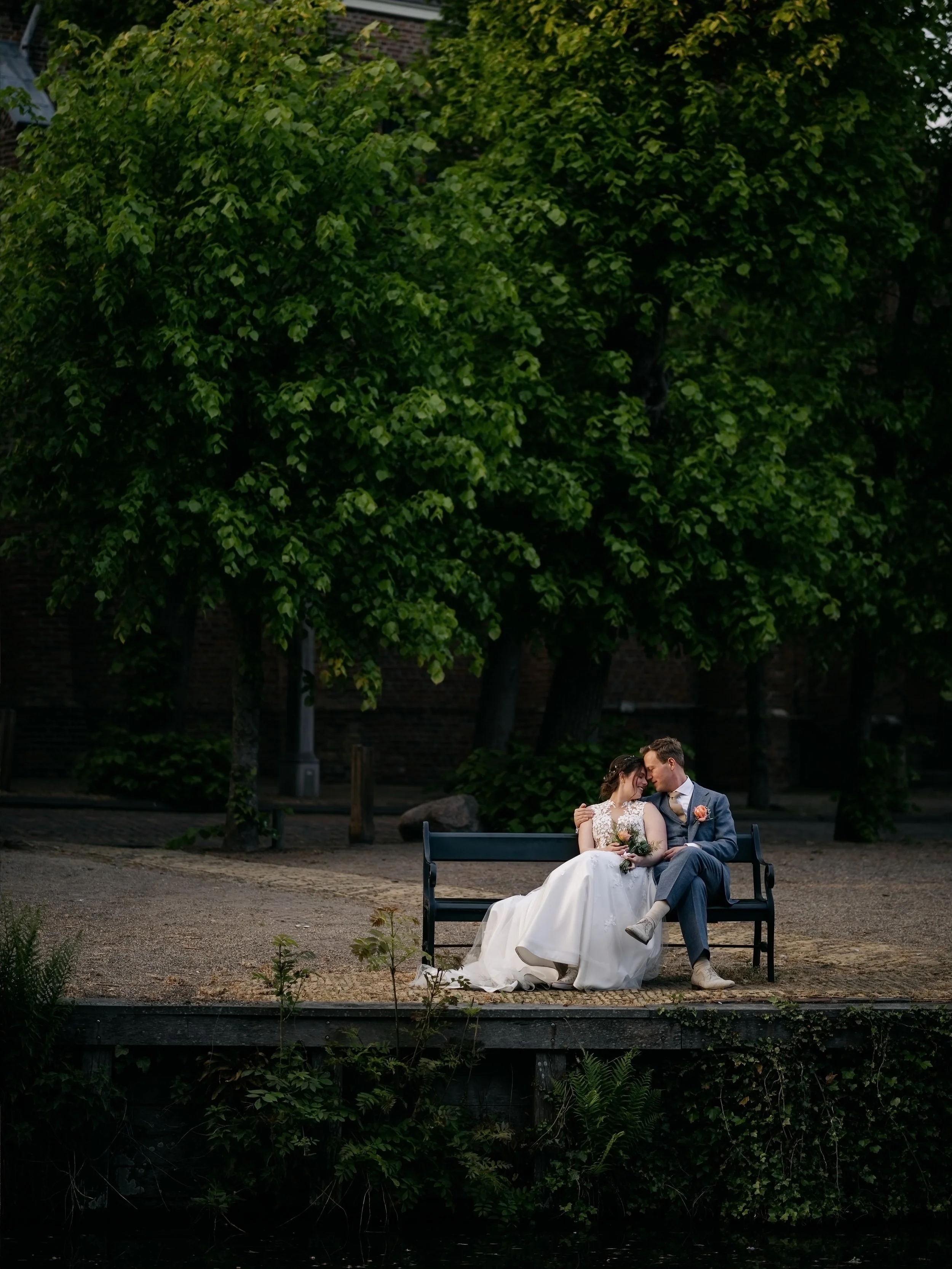 Alex &amp; Arianne, een moment tijdens de Sunset shoot in broek in waterland. 
Locatie: @het_broekerhuis 
Videograaf: @jorissvisser 
Bruidsmode: @hartenvrouwbruidsmode 
Pak: @newtailor 
Band: @bombanaranja_musica 
Bruidstaart: @ohhappycakes   #editor