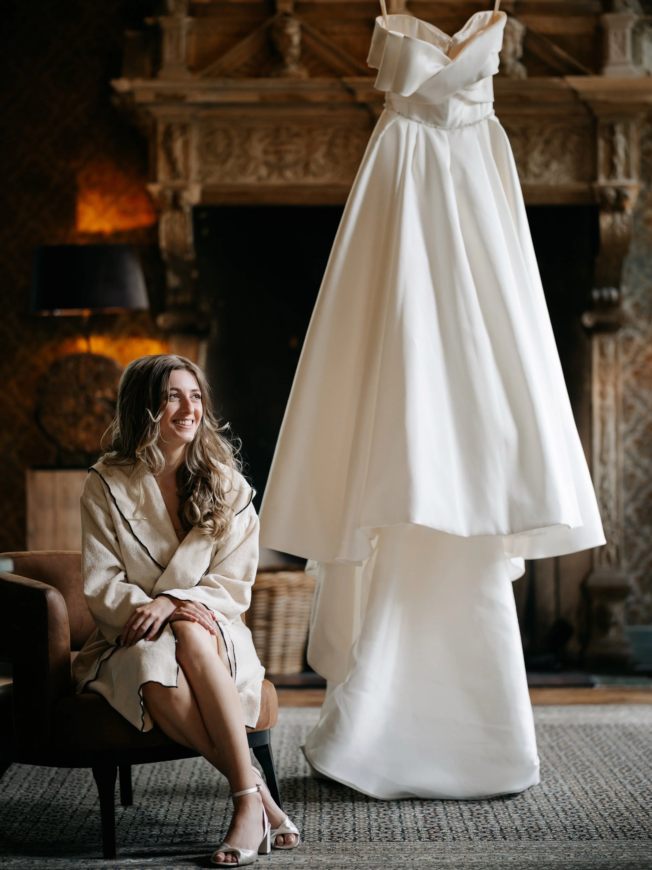 Amy&rsquo;s get ready op haar trouwdag bij Kasteel Wijenburg in Echteld
 @kasteelwijenburg 
@lisanne_hair_en_flowers 
@labellablanca.bridal 

#kasteelwijenburg 
#trouwenopkasteel 
#trouwfotograafnederland 
#nederlandsebruiloft 
#editorialweddingnl