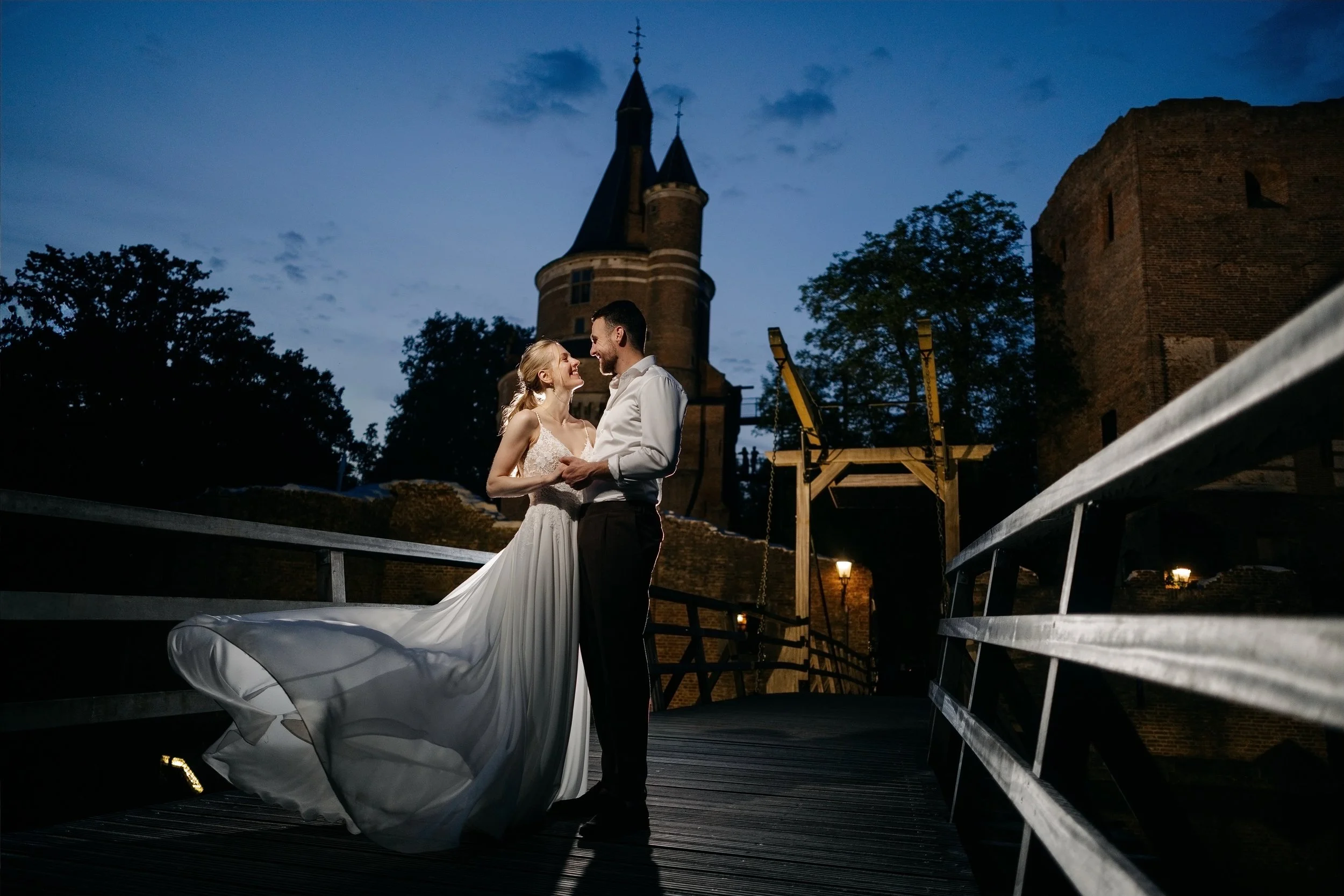 Anke &amp; Jarnick | De allerlaatste epic editiorial flash foto als afsluiter van hun trouwdag bij Kasteel Duurstede in Wijk bij Duurstede

@assepoestertrouwjurken 
@mirjamvanlingbridal 
@omaggiohouseoftailors 
@browing__ 
@jits_spreekt_met_liefde 
@