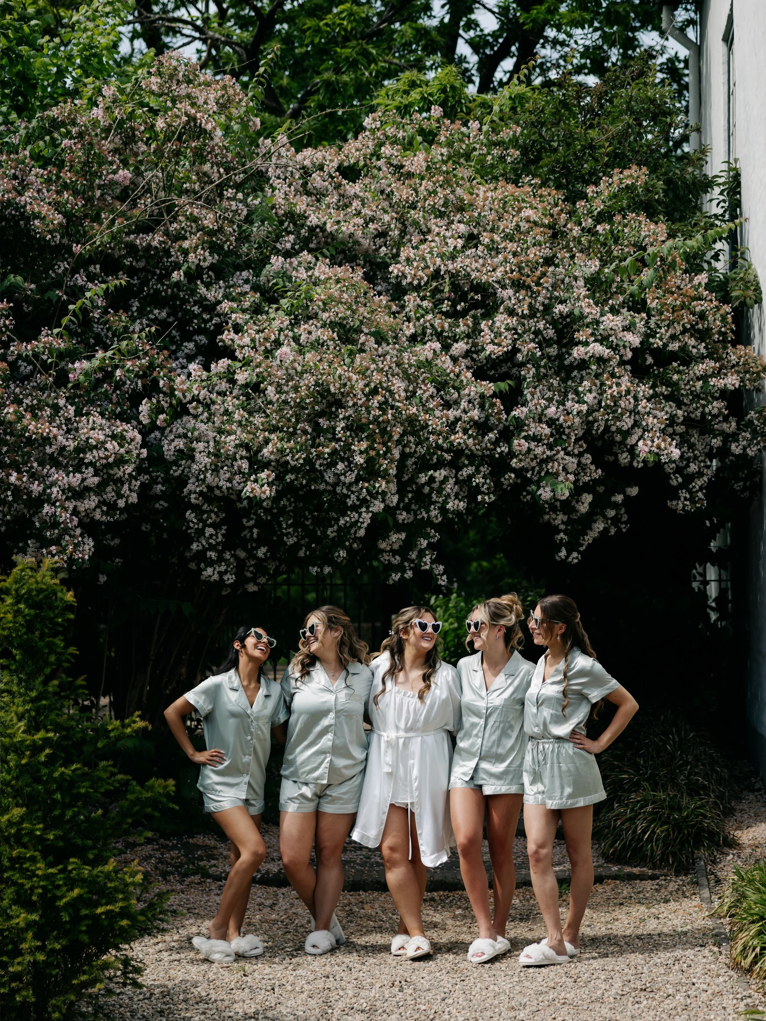 Maddie &amp; Mathijs, the bride and the bridesmades during their getting ready with a quick sunglasses foot outside Slot doddendael Ewijk  Trouwlocatie: @slotdoddendael 
Hair &amp; Make-up: @lemon.blush.visagie  Cake: @reginasbakery.nl  DJ: @hetfeest